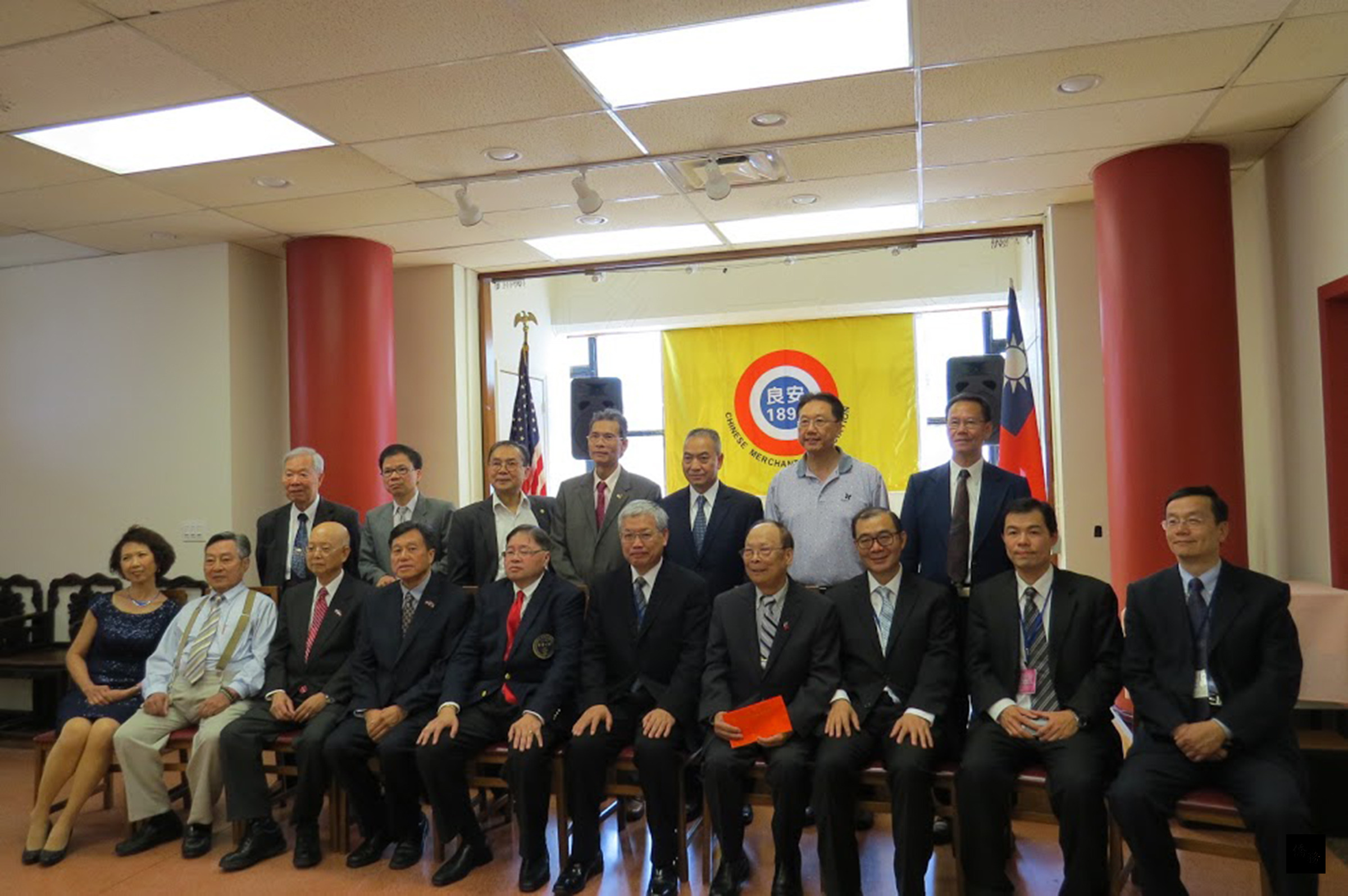 僑務委員會委員長陳士魁拜訪安良工商會，與僑務委員馬滌凡、梅氏公所主席梅炳鈿、安良工商會主席李天生、僑務委員梅錫銳、中華公所主席阮鴻燦、安良工商會主席黃國健、駐波士頓辦事副處長陳銘俊、波士頓僑教中心主任郭大文等人合影。（波士頓僑教中心提供）