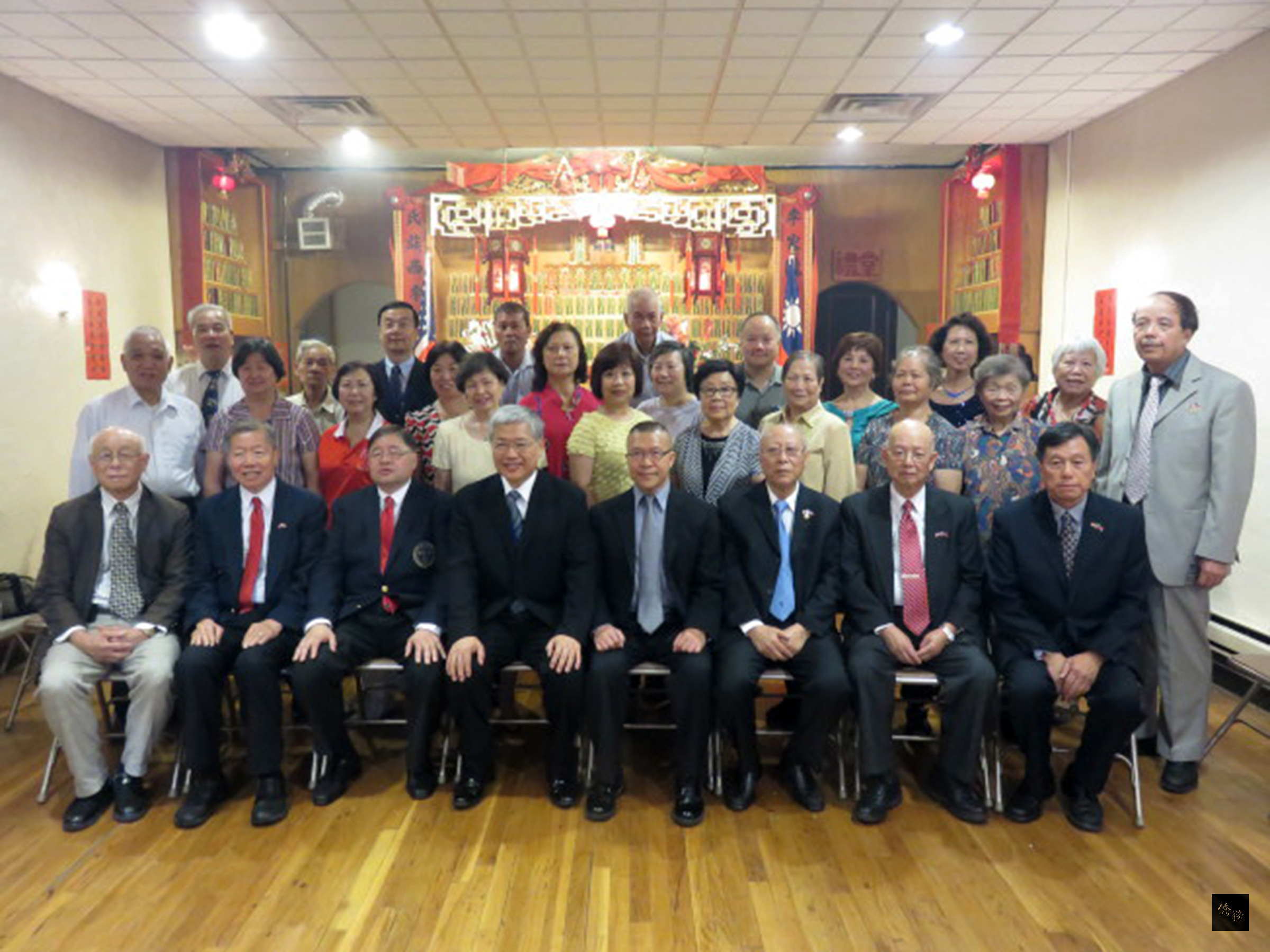 僑務委員會委員長陳士魁（第一排左四）拜訪李氏公所，與主席李源沛（第一排左五）等人合影。（波士頓僑教中心提供）