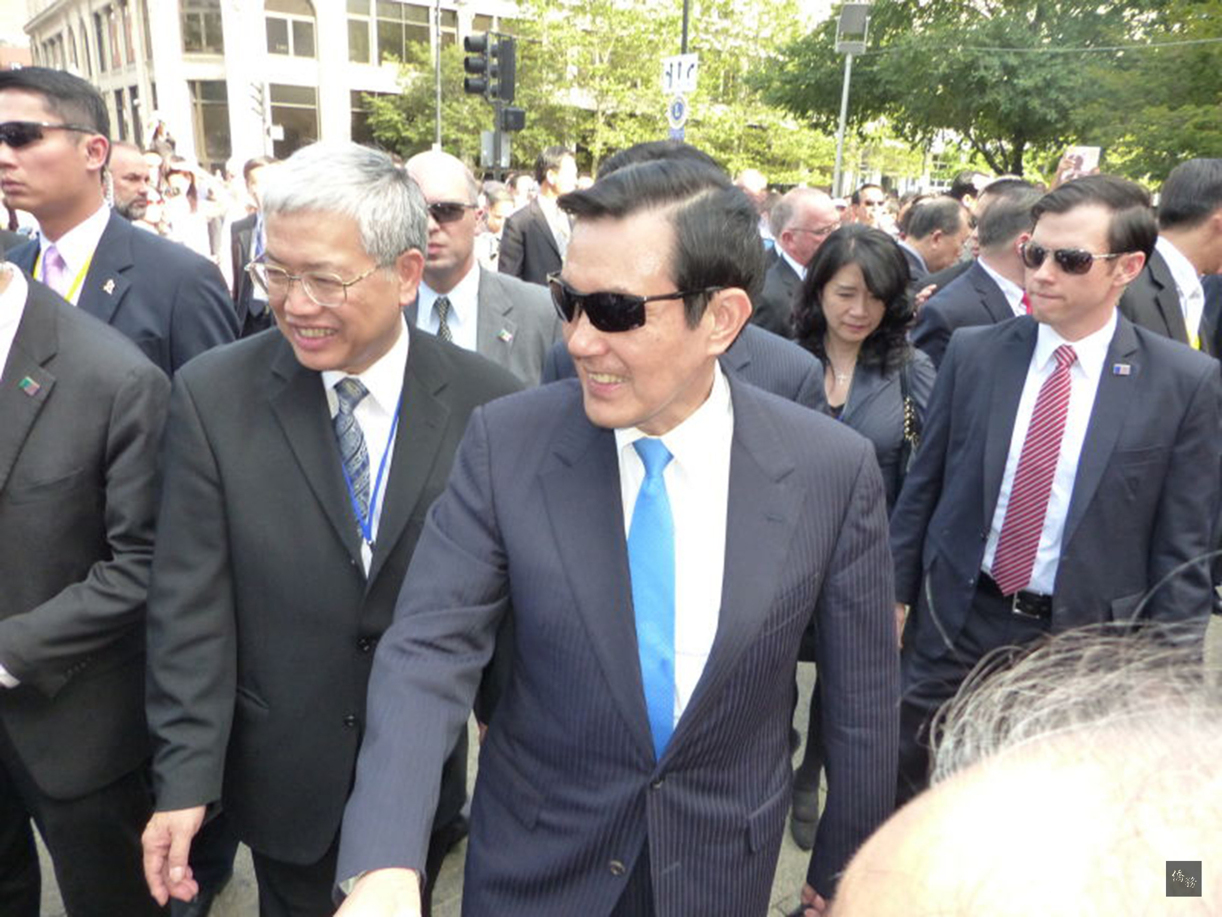 僑務委員會委員長陳士魁陪同總統馬英九參觀波士頓「天下為公」牌坊，與在場僑胞握手致意。（波士頓僑教中心提供）