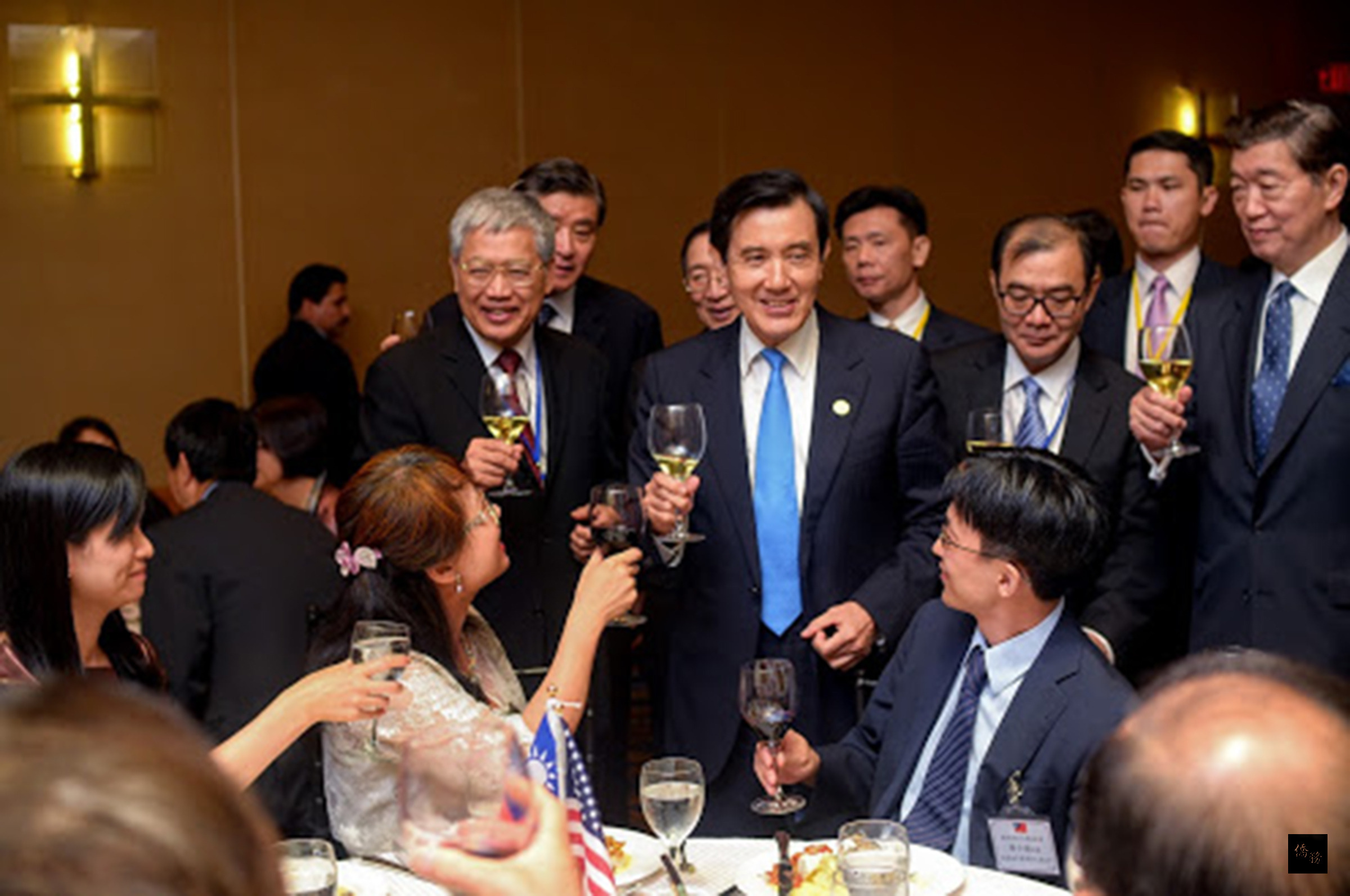 總統馬英九與僑務委員會委員長陳士魁在波士頓的僑宴中，向僑胞敬酒致意。（波士頓僑教中心提供）