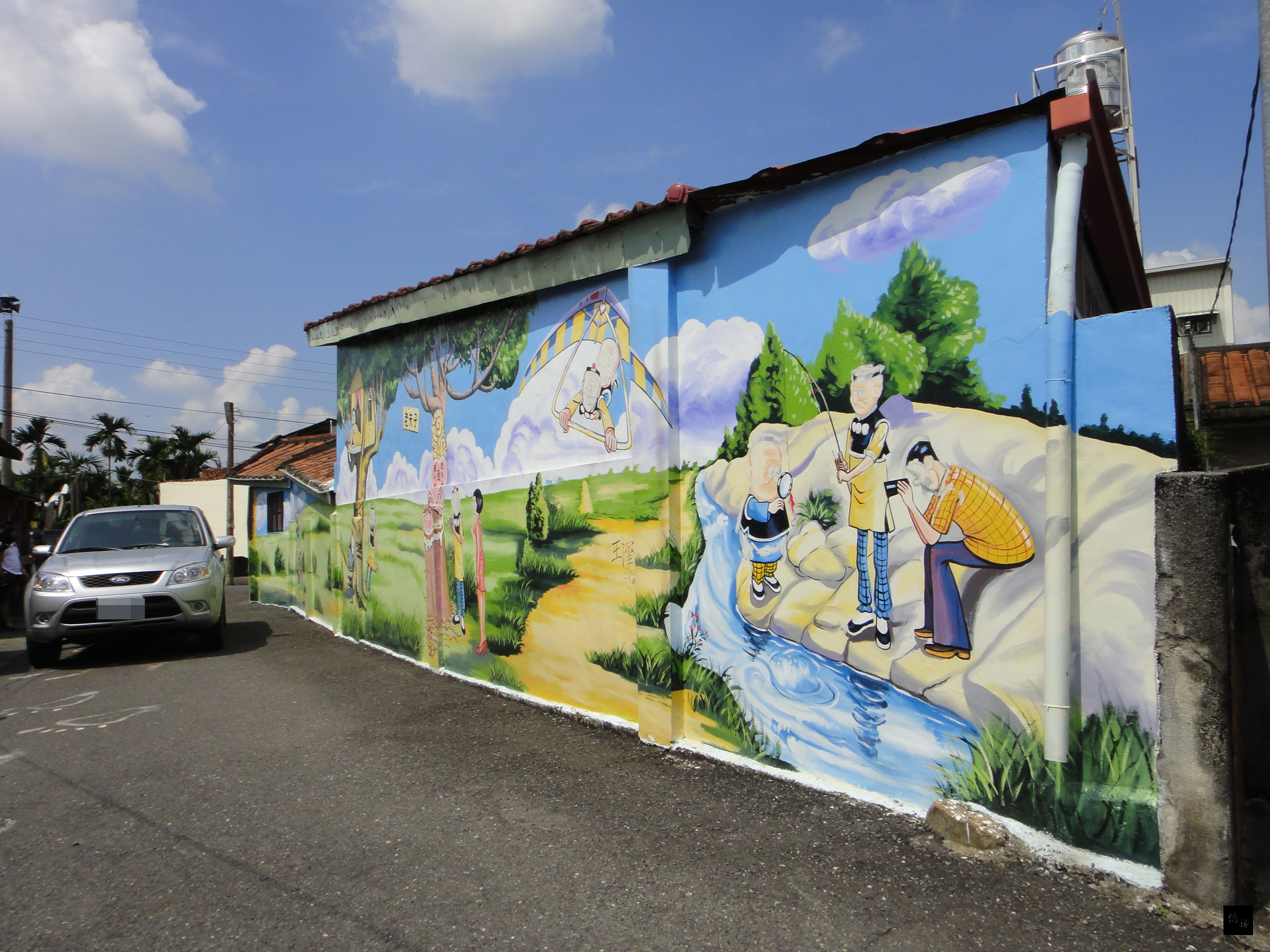 屏東竹田鄉美崙村和二崙村近年掀壁畫風,其中,老夫子漫畫第2代作者王澤的岳母家圍牆所畫的老夫子、大番薯遊屏東漫畫最吸睛,遊客量因此大增。(中央社提供)