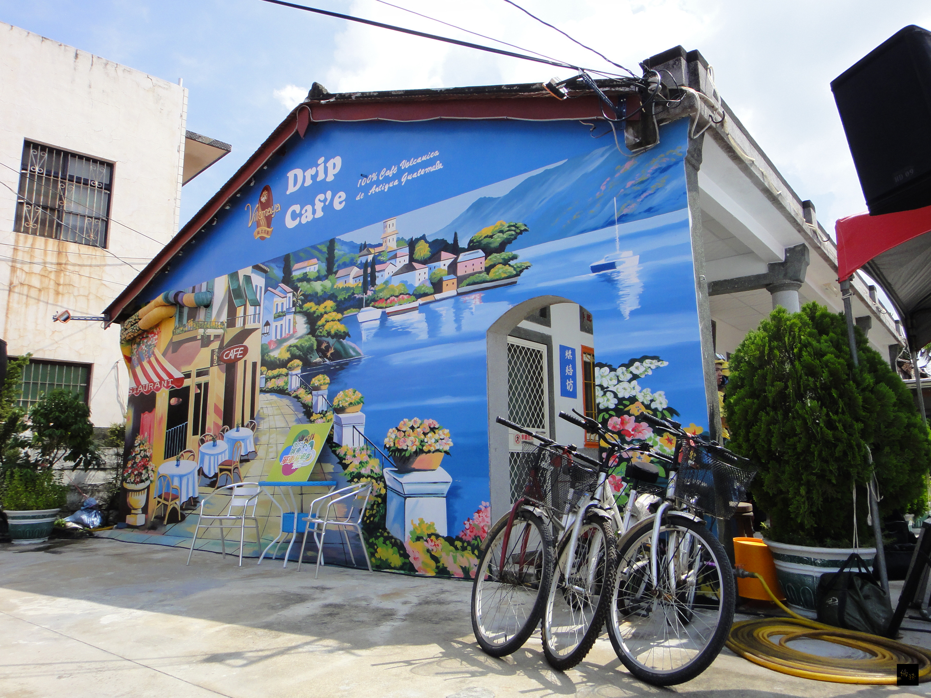 屏東竹田鄉美崙村和二崙村近年掀壁畫風,村內陸續完成10幅壁畫,有種田的景象、二崙村市集、與地景結合的樹木、長頸鹿彩繪等,吸引單車族遊客庄。(中央社提供)