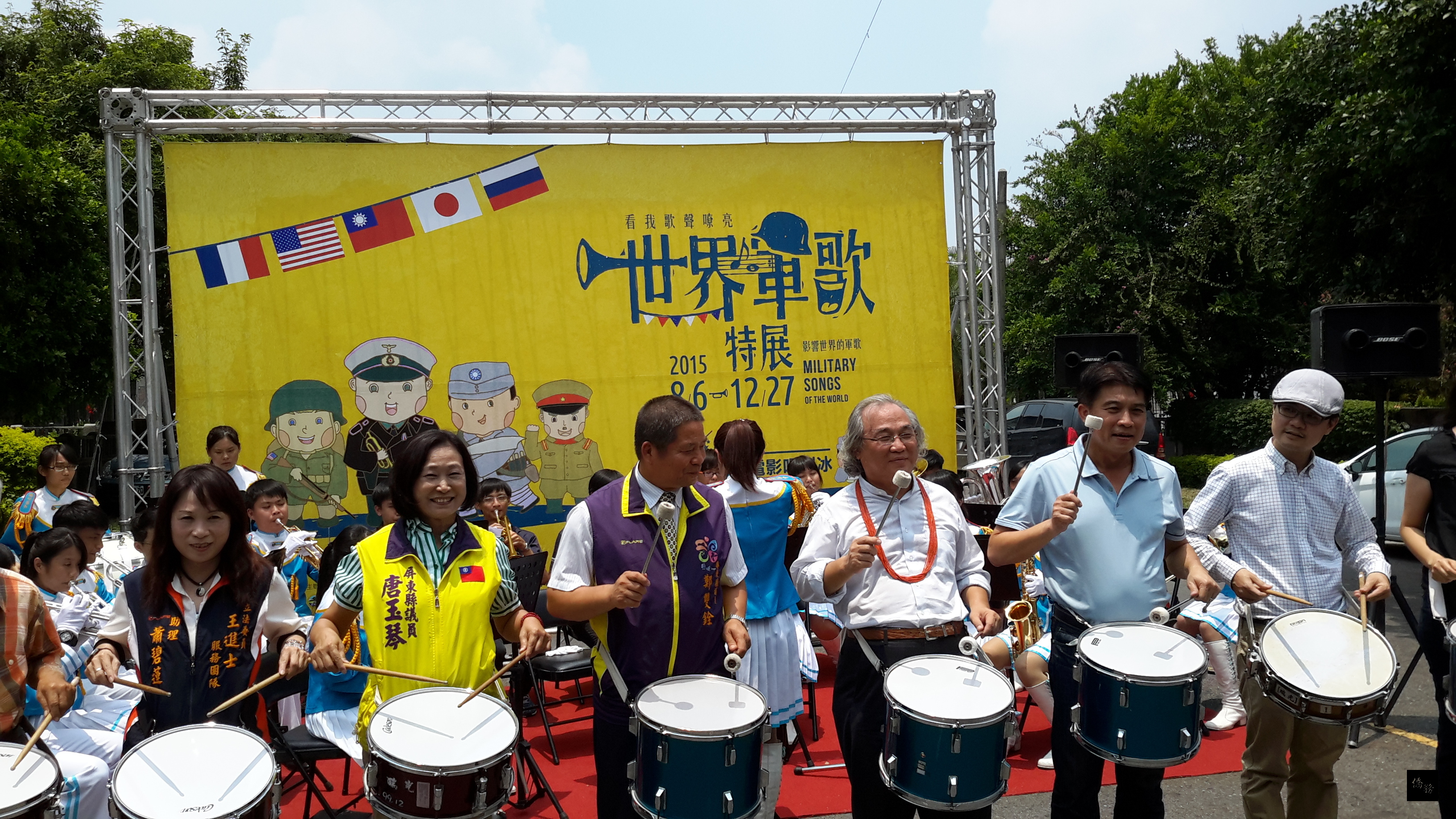 勝利文創園區軍歌館的「世界軍歌特展」,6日上午在潮州高中管樂團悠揚的樂音聲中開展,圖為難得一見的日治時期留聲唱片搭配耆耋長者演唱。(屏東縣政府提供)