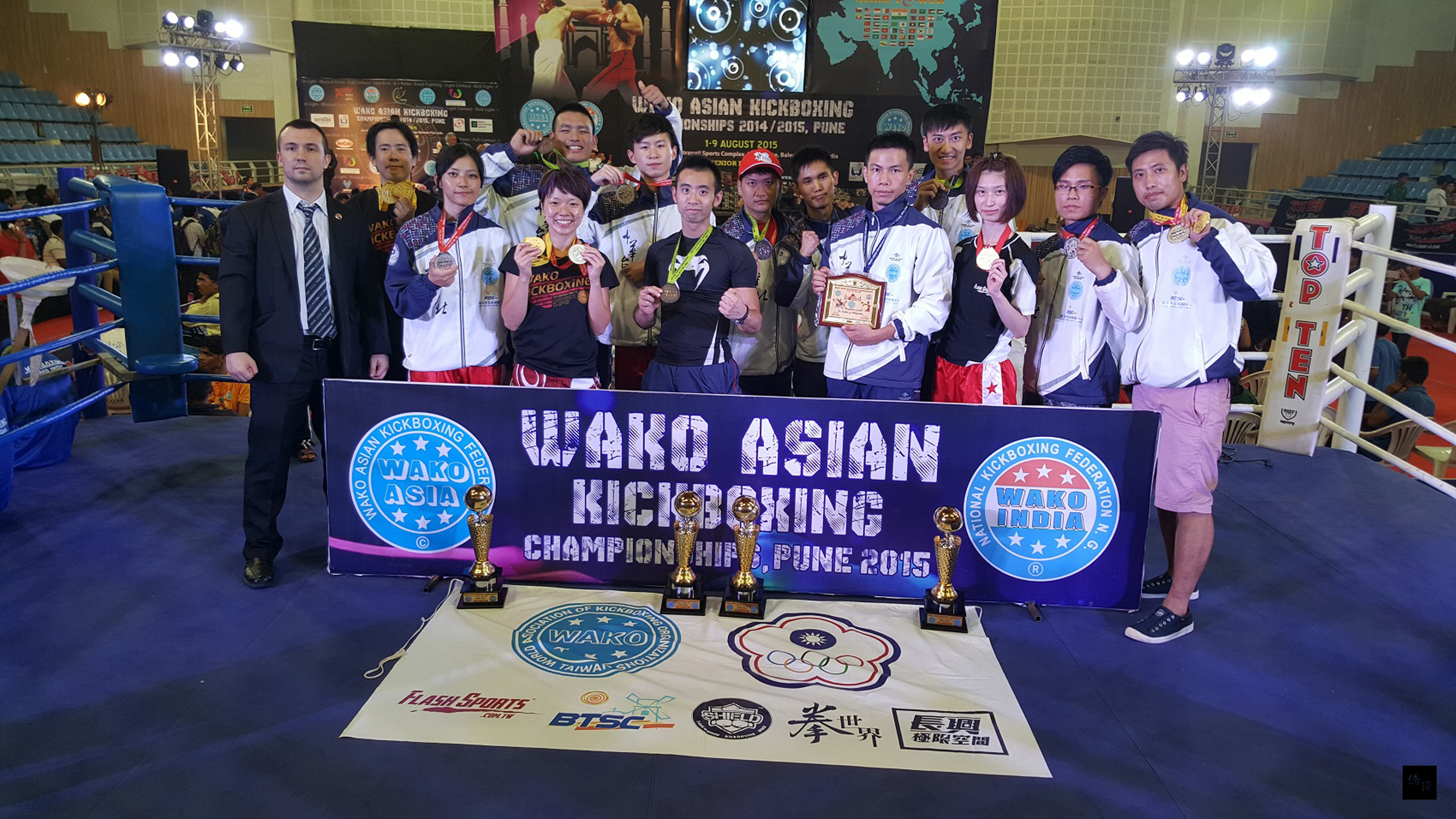 世界踢拳總會亞洲錦標賽9日在西印度普恩閉幕,中華台北代表隊共拿下4金、6銀、6銅。圖為獲獎的代表隊選手合影。(中央社提供)