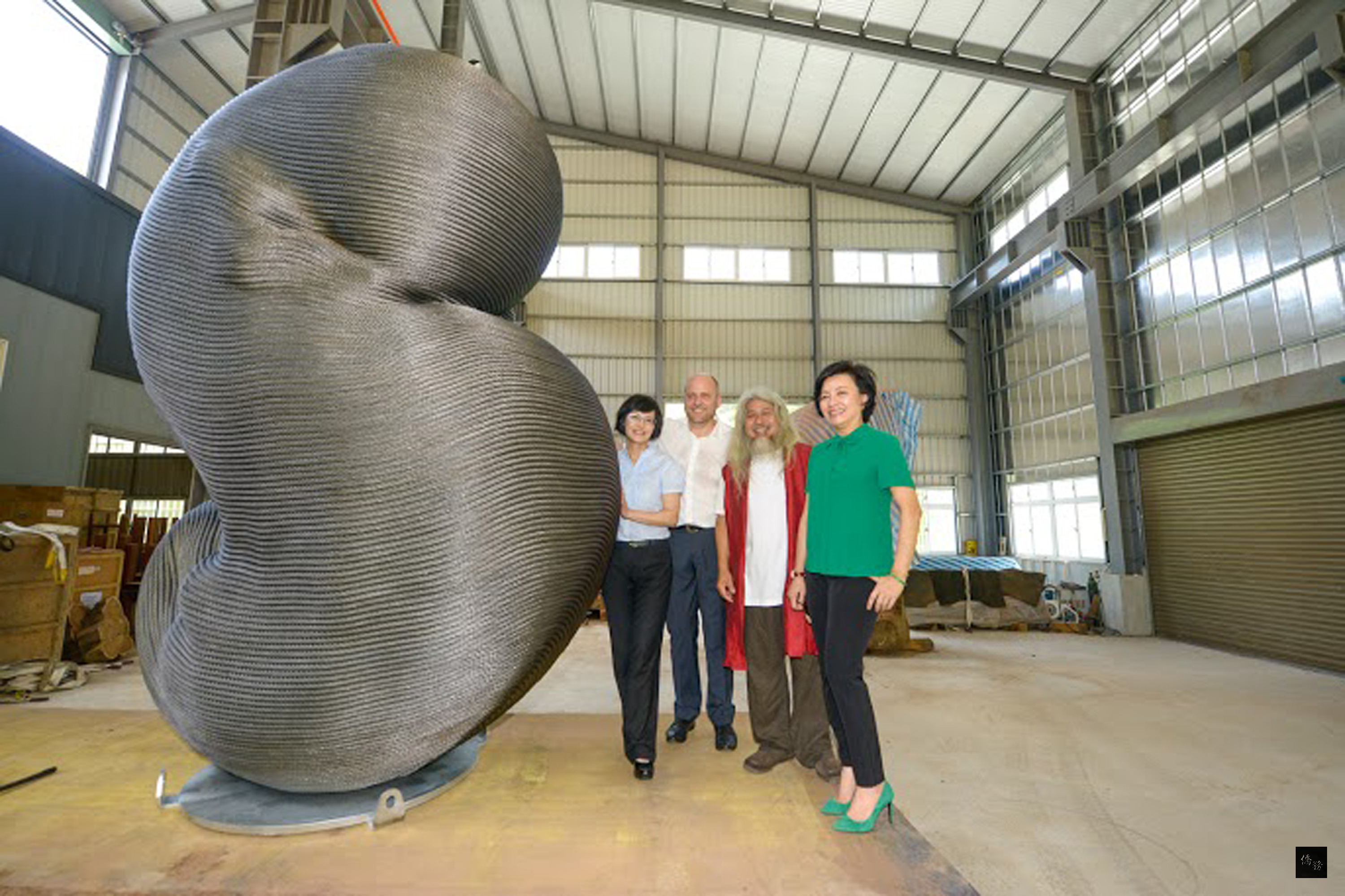 101廢棄鋼纜變成台灣國民外交作品。木雕大師康木祥（右二）打造的「台灣如意」，近日將正式成為德國公共藝術品，讓全世界將看到台灣。（中央社提供）