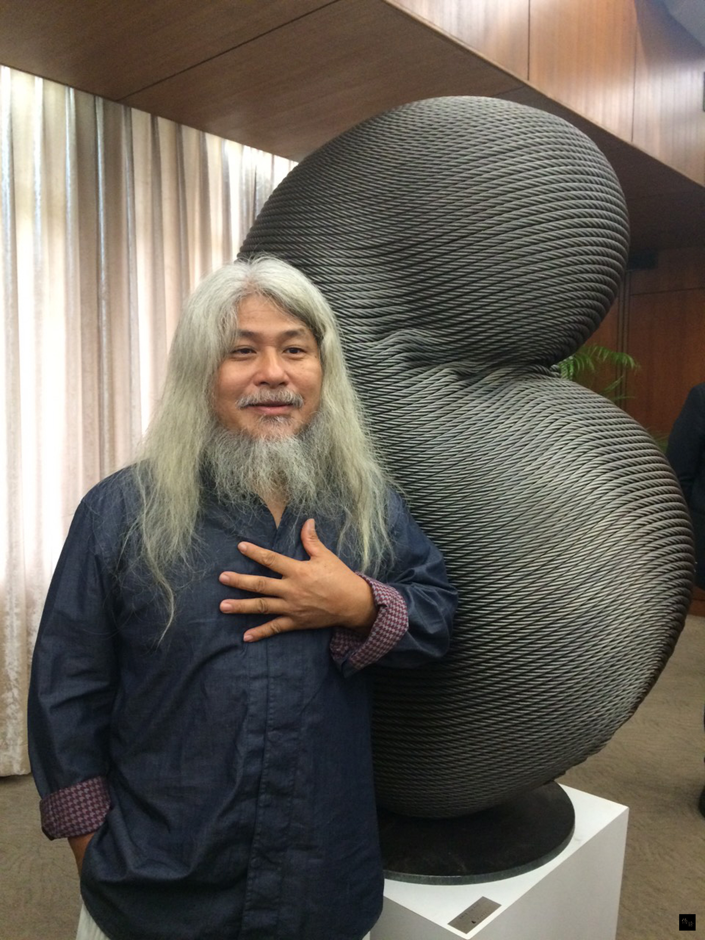 應外交部邀請，台灣藝術家康木祥創作高3公尺、重達3公噸的鋼雕作品「台灣如意」，贈給德國卡斯陸市（Karlsruhe），慶祝其建城300週年。康木祥在11日的記者會上分享創作理念，他也將於8月下旬前往卡斯陸，參加作品揭幕儀式。（中央社提供）