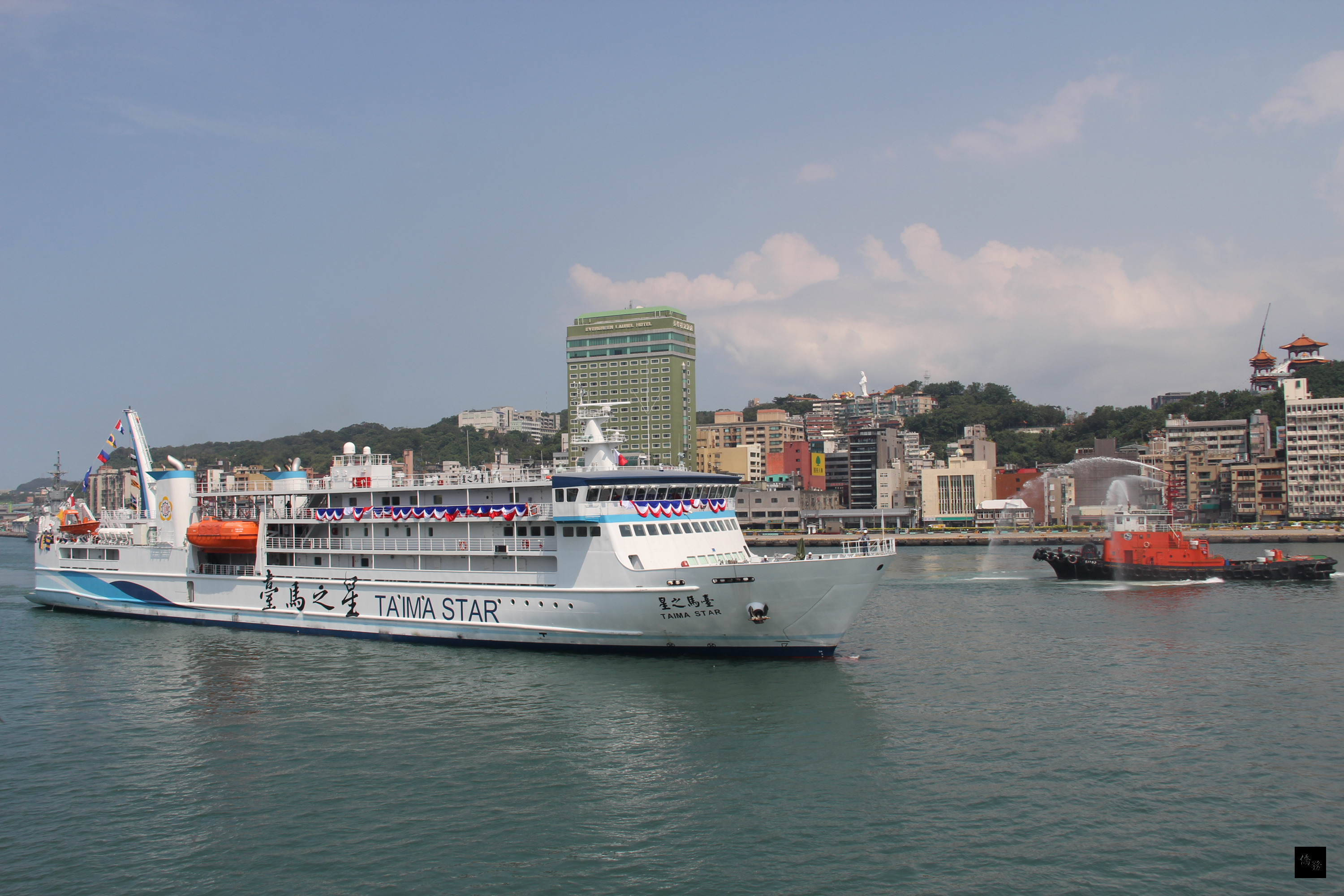 「台馬之星」12日下午在拖船帶領下,緩緩駛進基隆港,另一艘拖船則在旁灑水迎接它的到來,「台馬之星」也鳴汽笛回應。(中央社提供)