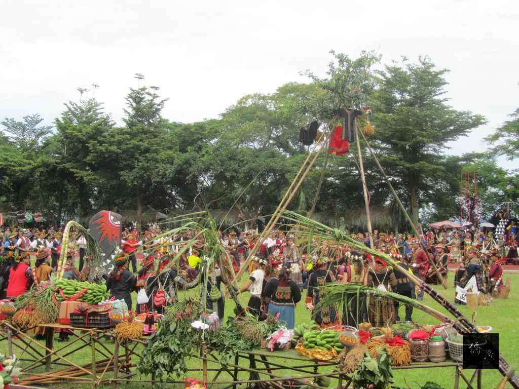 屏東縣8個原住民鄉豐年祭活動,13日率先由瑪家鄉登場,圖為遵循傳統祭典儀式報信、祈福、鳴槍、擊豉下點燃聖火。(屏東縣政府提供)
