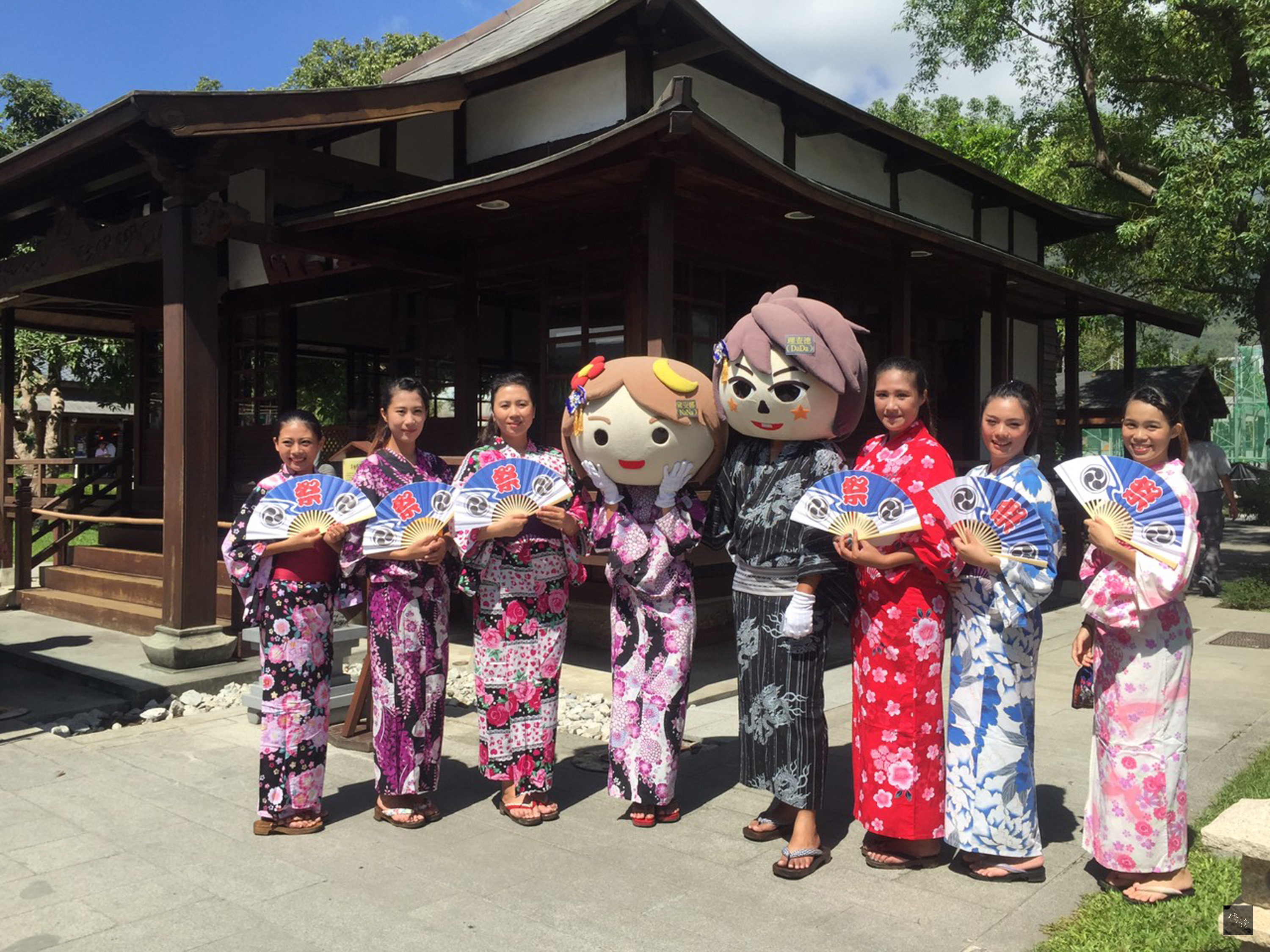 七夕一般人聯想到牛郎織女的愛情故事,在日本,七夕這一天,把願望寫在書籤掛在竹枝上,祈求夢想成真。花蓮吉安鄉慶修院舉辦七夕祭暨納涼祭活動,滿是日本氛圍。(中央社提供)