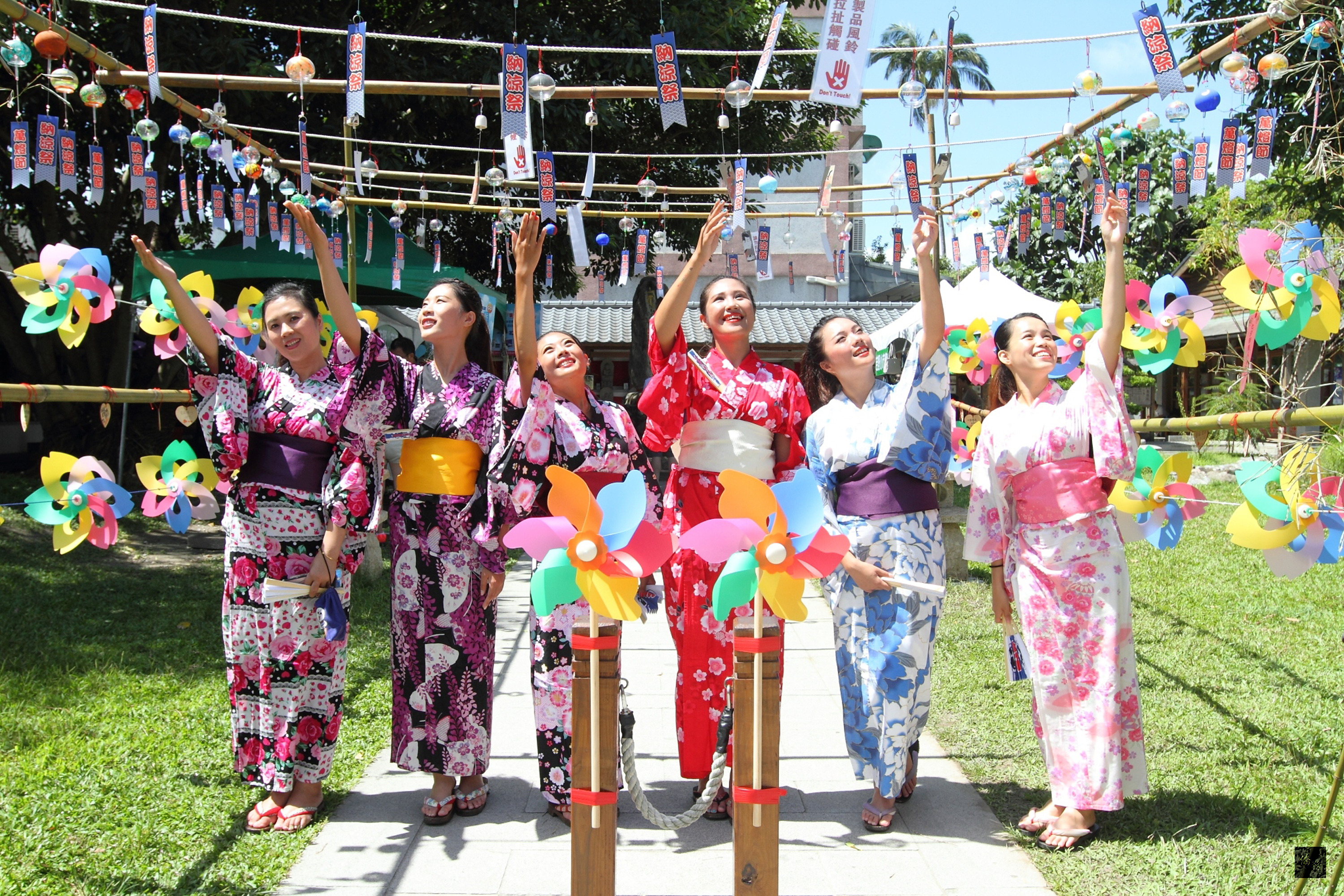 七夕一般人聯想到牛郎織女的愛情故事,在日本,七夕這一天,把願望寫在書籤掛在竹枝上,祈求夢想成真。花蓮吉安鄉慶修院舉辦七夕祭暨納涼祭活動,滿是日本氛圍。(中央社提供)