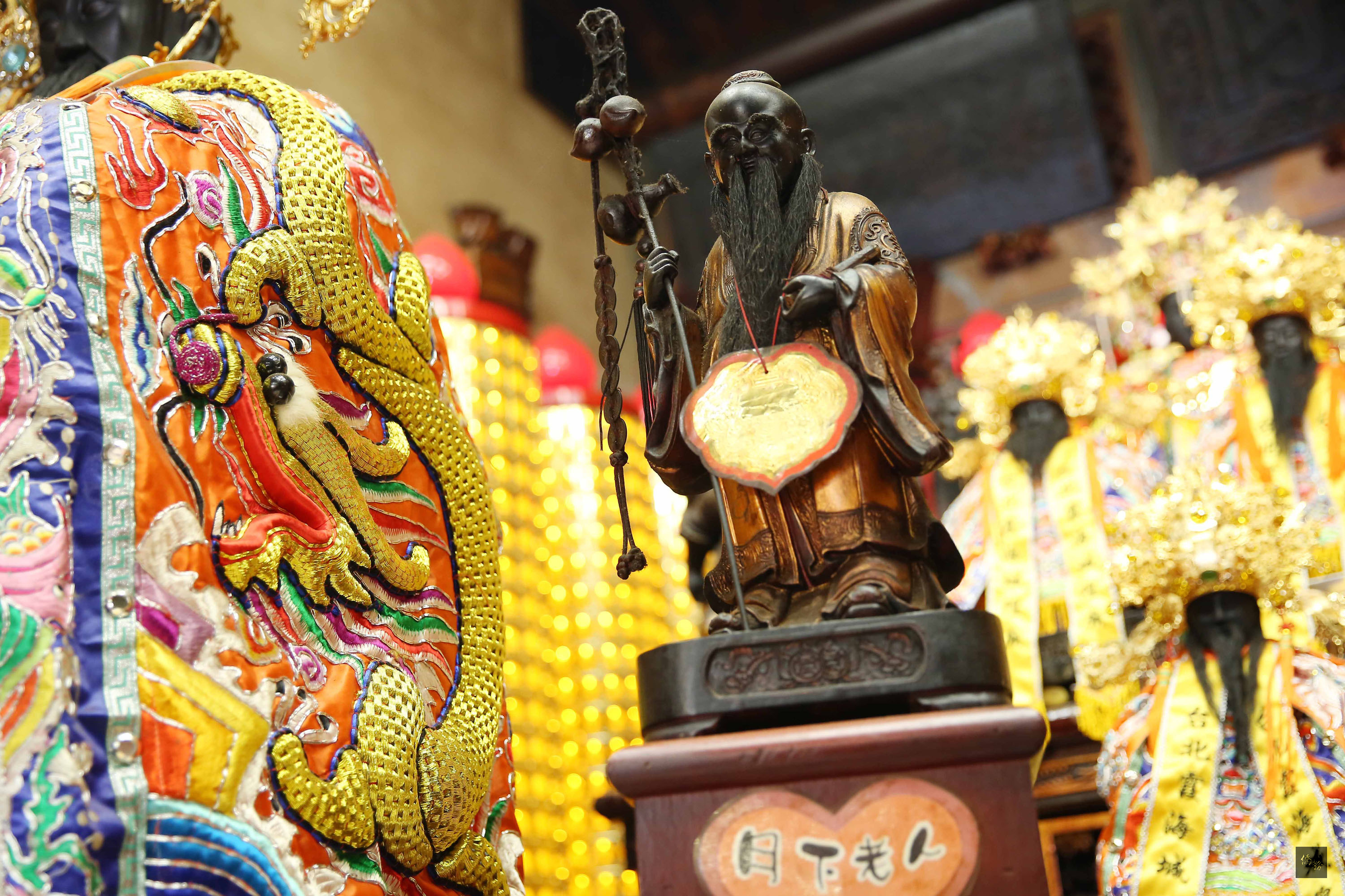 月下老人神像佇立在霞海城隍廟正殿，笑咪咪的表情彷彿殷切地將紅線分發給未婚男女，既慈祥又不失莊嚴。（中央社提供）