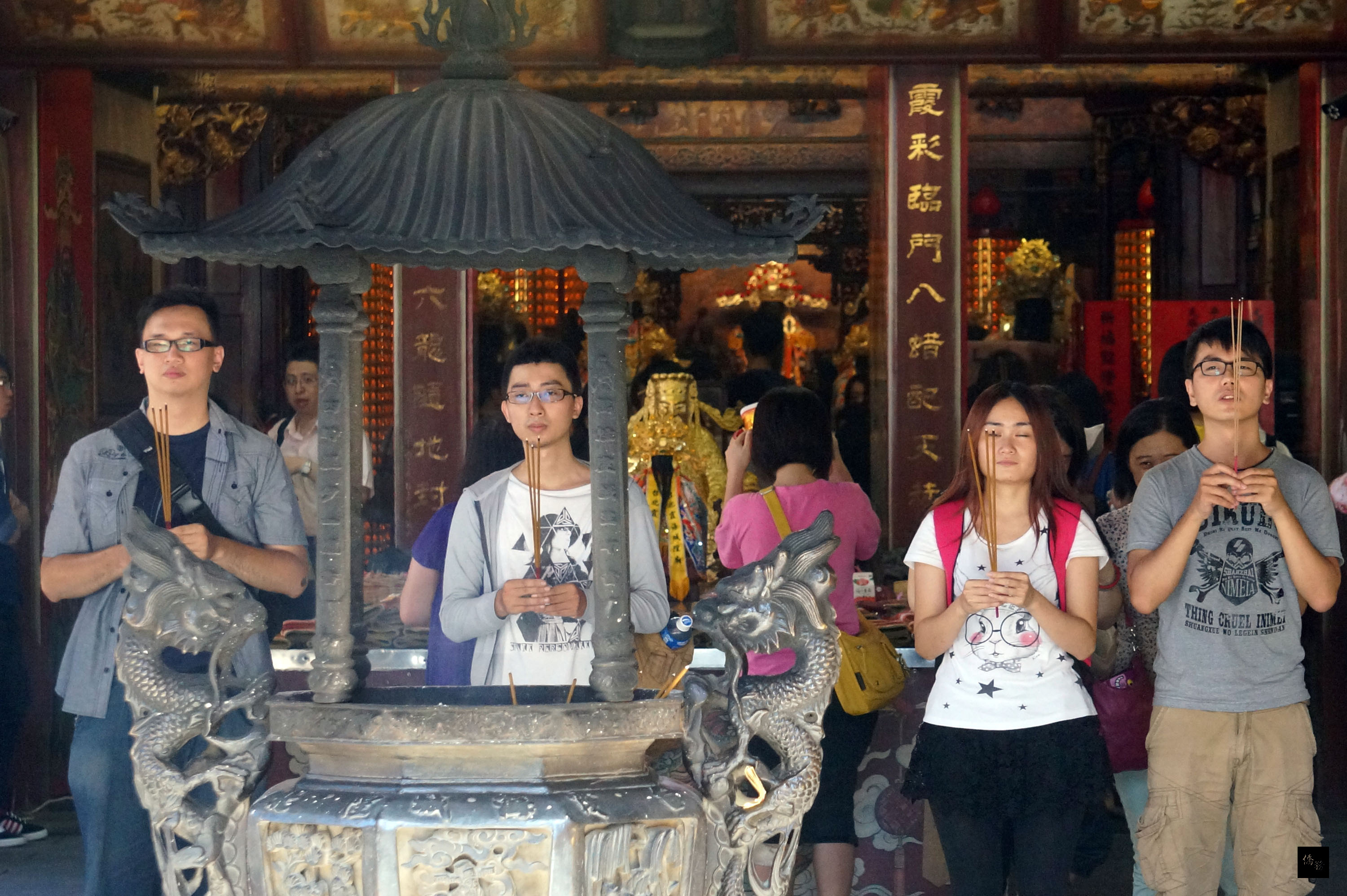 20日是七夕情人節，知名的台北大稻埕霞海城隍廟湧現前來求姻緣的香客，誠心祈求月老保佑賜個好姻緣。（中央社提供）