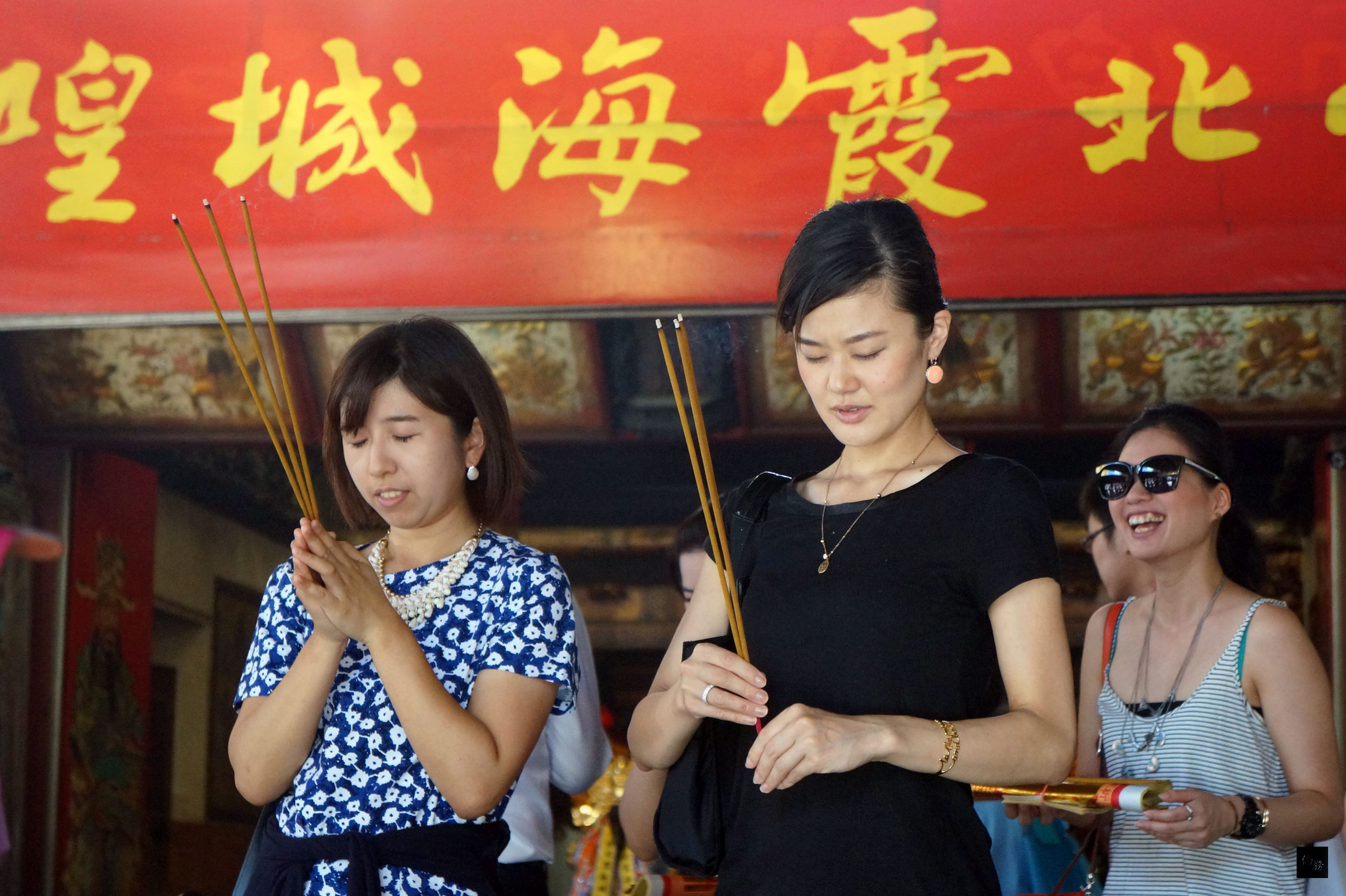 20日是七夕情人節，知名的台北大稻埕霞海城隍廟湧現前來求姻緣的香客，誠心祈求月老保佑賜個好姻緣。（中央社提供）