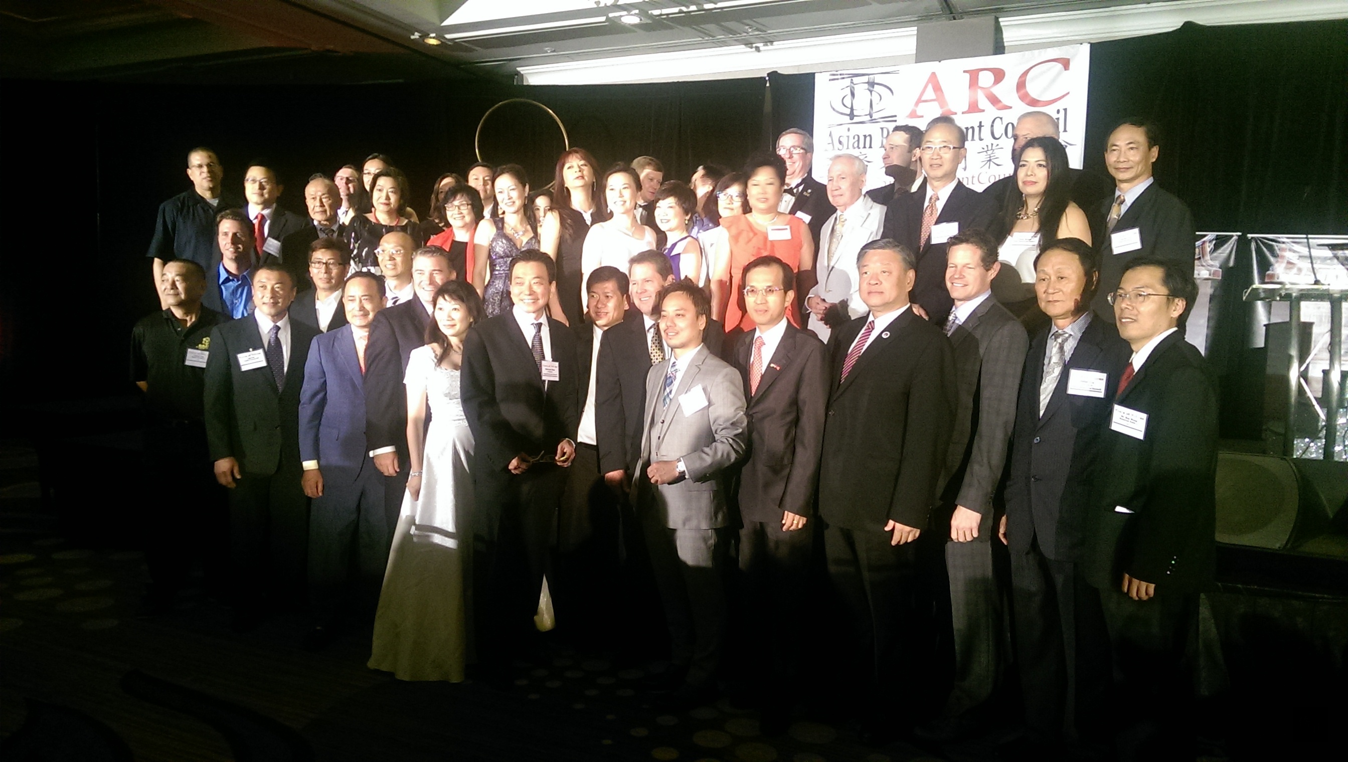 僑務委員會副委員長呂元榮(第一排右四)與2015年台灣美食饗宴的主辦單位及出席人士合影。(亞特蘭大僑教中心提供)