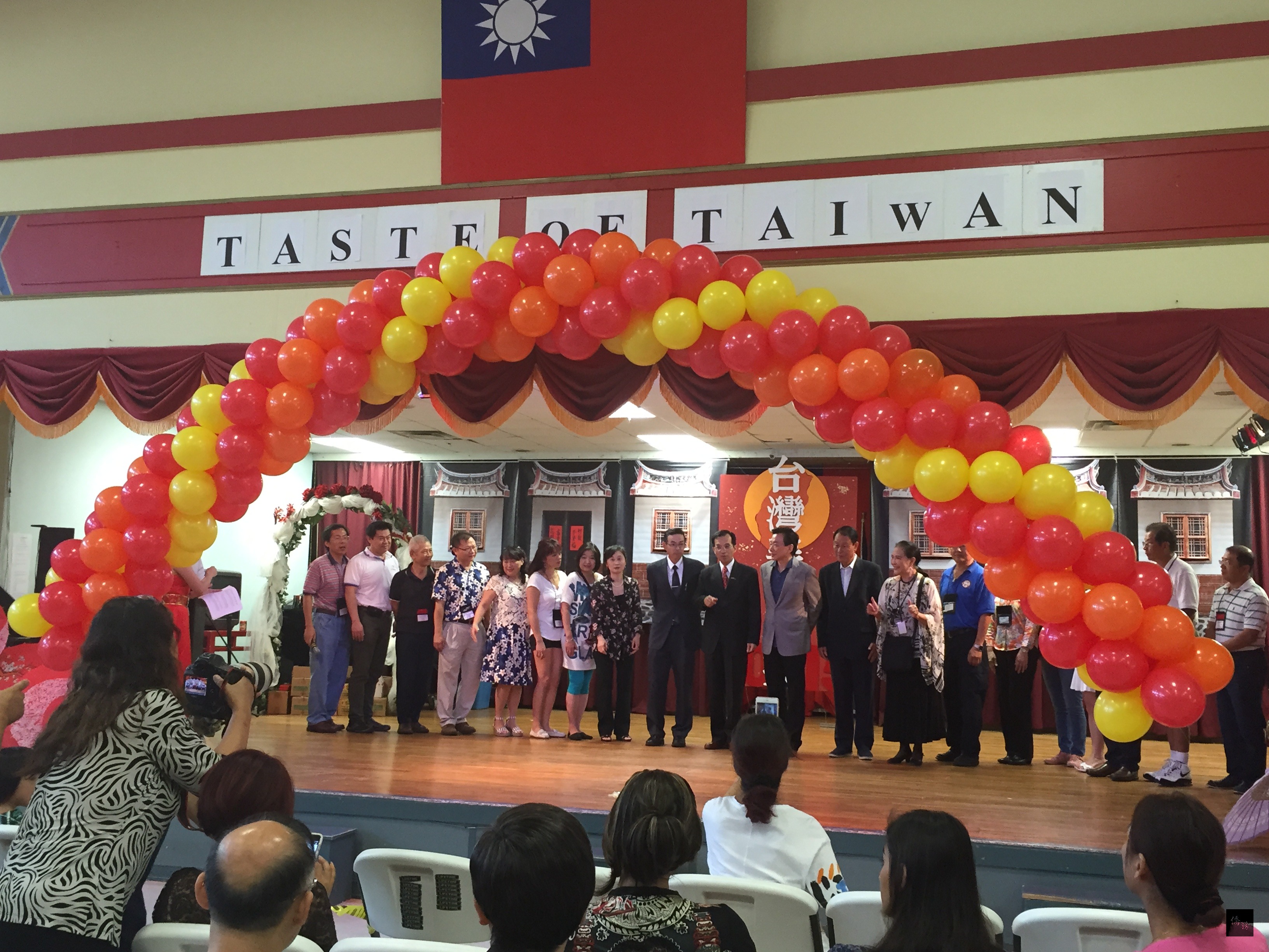 2015年台灣美食饗宴園遊會在亞特蘭大僑教中心熱鬧登場,籌備會全體幹部上台合影。(亞特蘭大僑教中心提供)