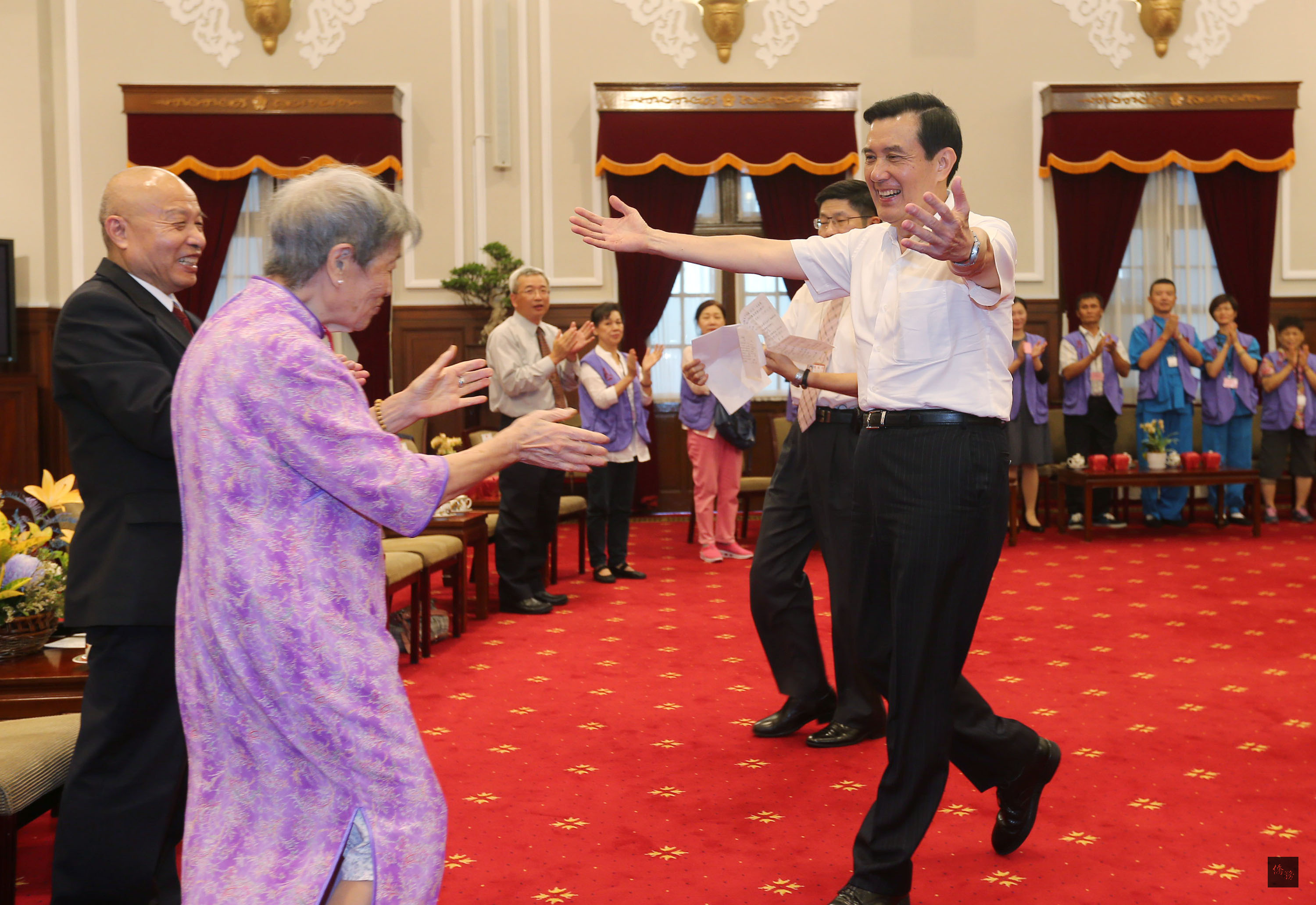 總統馬英九(前右)16日在總統府,接見中華民國第18屆「大愛獎」傑出身心障礙者尊長得獎人暨家屬、志工,表彰得獎者對身心障礙者與社會的付出。(中央社提供)