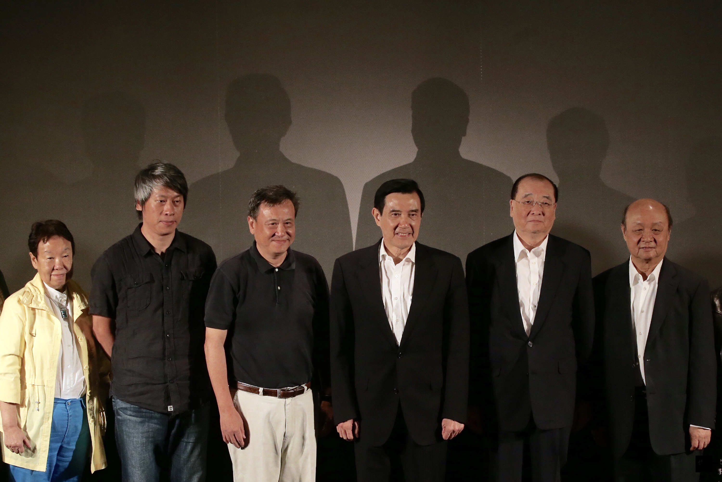 總統馬英九(右三)23日在台北西門町出席電影欣賞會,觀賞歷史紀錄片「阿罩霧風雲II-落子」,並與監製李崗(左三)等人合影留念。(中央社提供)