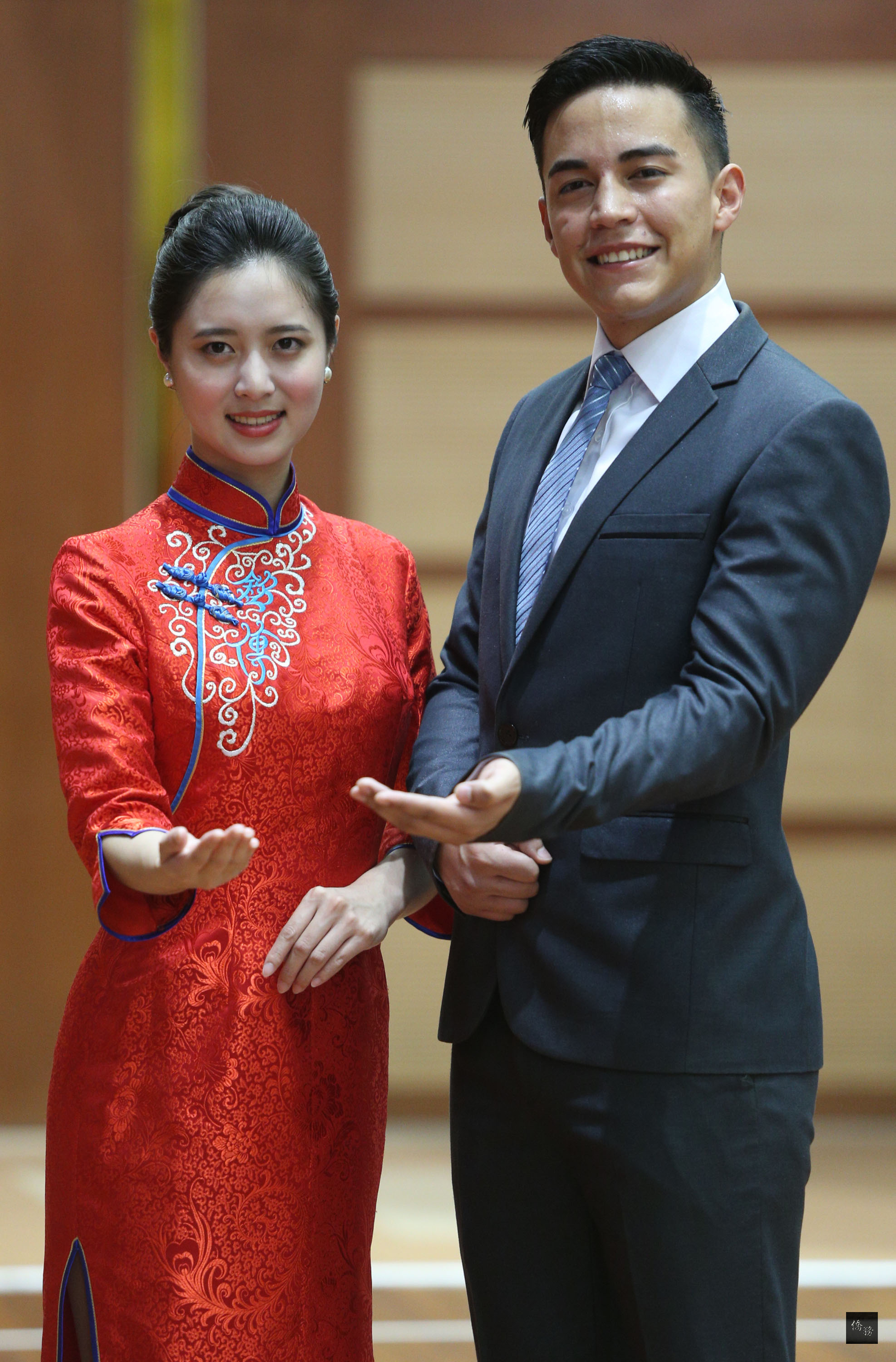 銘傳大學國慶親善服務隊9月30日舉行記者會,今年國慶金帥中出現來自南美洲厄瓜多的達瓦洛(Josue Davalos)(右)與有小林志玲外號的隊長廖曼利(左)合影。(中央社提供)