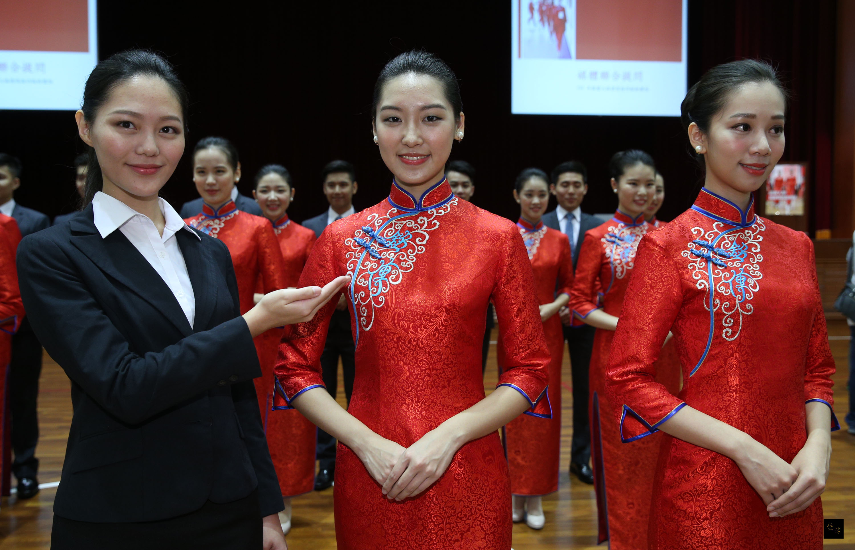銘傳大學國慶親善服務隊9月30日舉行記者會,今年換上由去年畢業金釵葉昱岑(左)設計的全新服裝,以白、金兩色繡製花紋,更加上琵琶扣,凸顯中華文化特色,為國慶增添新光彩。(中央社提供)