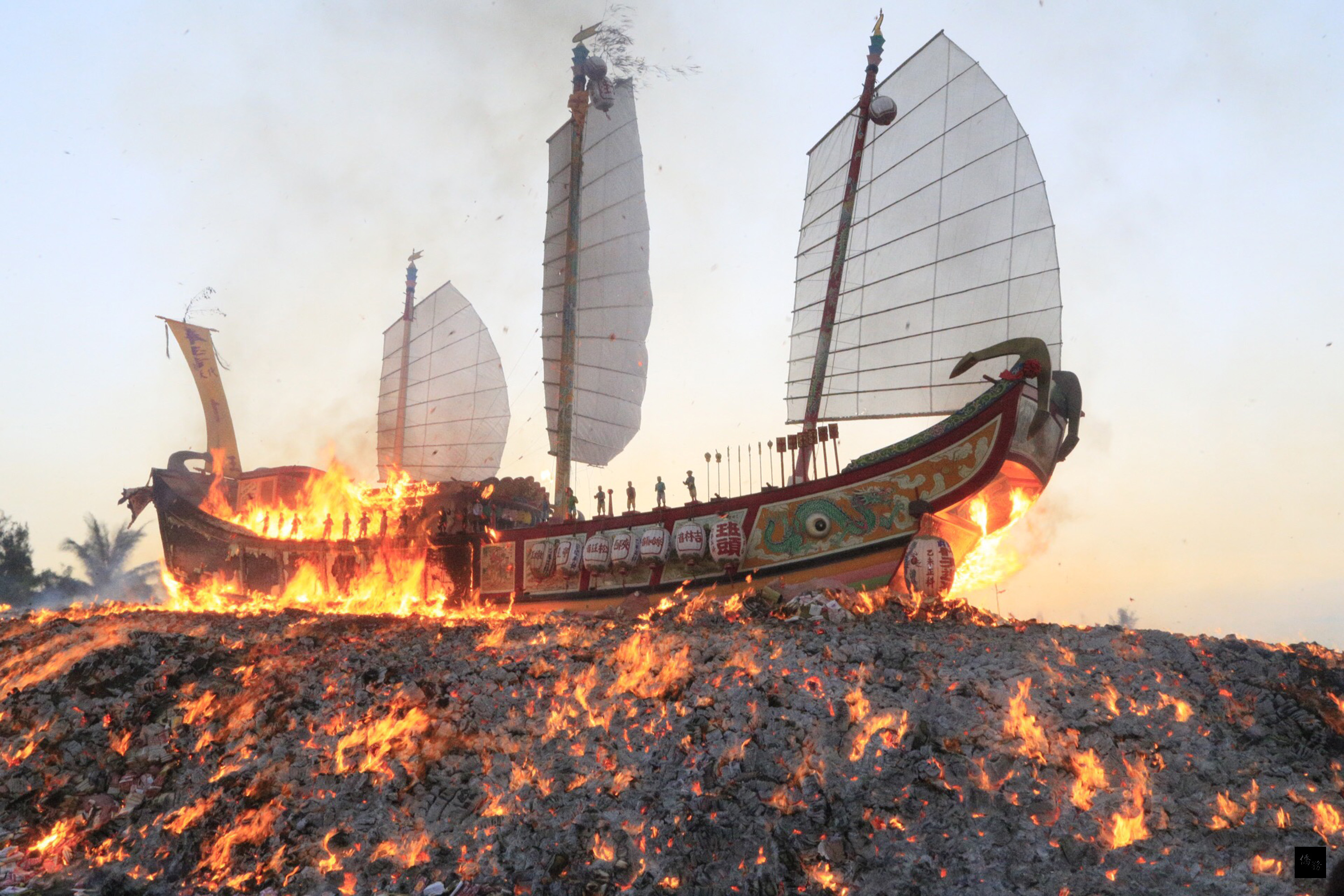 屏東東港鎮東隆宮迎王祭典接近尾聲,進入最高潮,信徒齊聚東隆宮前恭送王船,隨後移駕鎮海公園燒王船。(中央社提供)