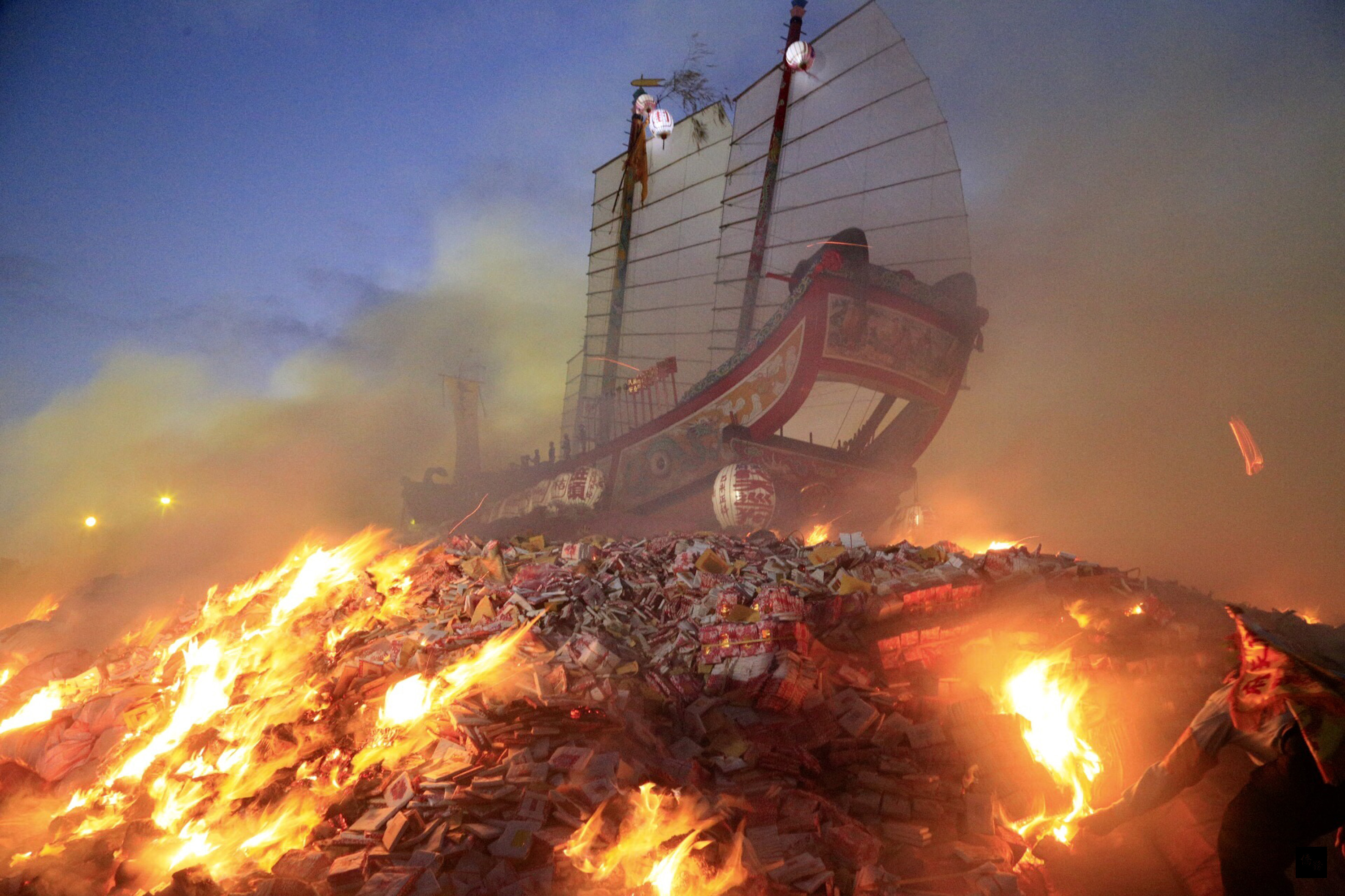 屏東縣東港鎮東隆宮「王船祭」進入最高潮,信徒齊聚東隆宮前恭送王船,隨後移駕鎮海公園燒王船。(中央社提供)