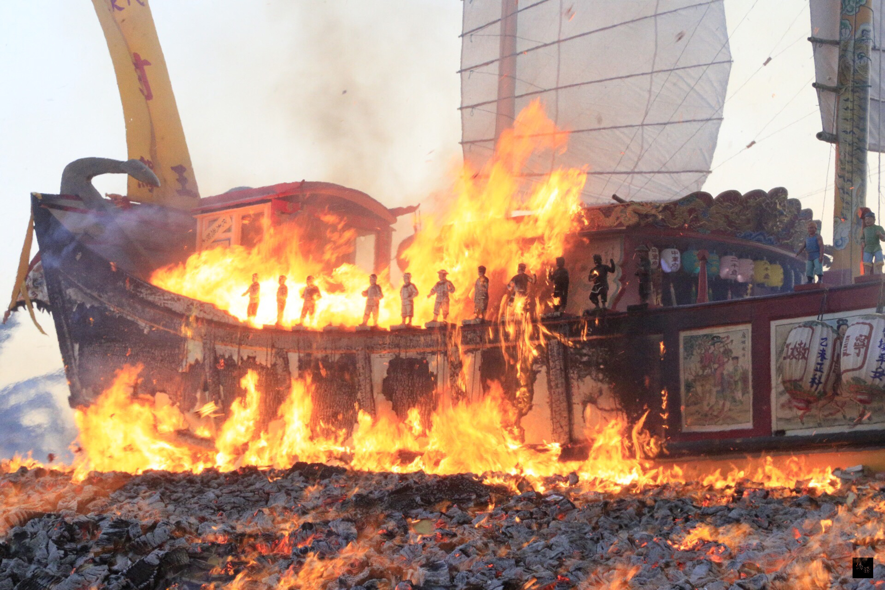 屏東東港鎮東隆宮迎王祭典接近尾聲,進入最高潮,信徒齊聚東隆宮前恭送王船,移駕鎮海公園,有些人家準備紙人(替身仔)來替家人改運解厄,將「替身仔」呈交給千歲爺帶走。(中央社提供)