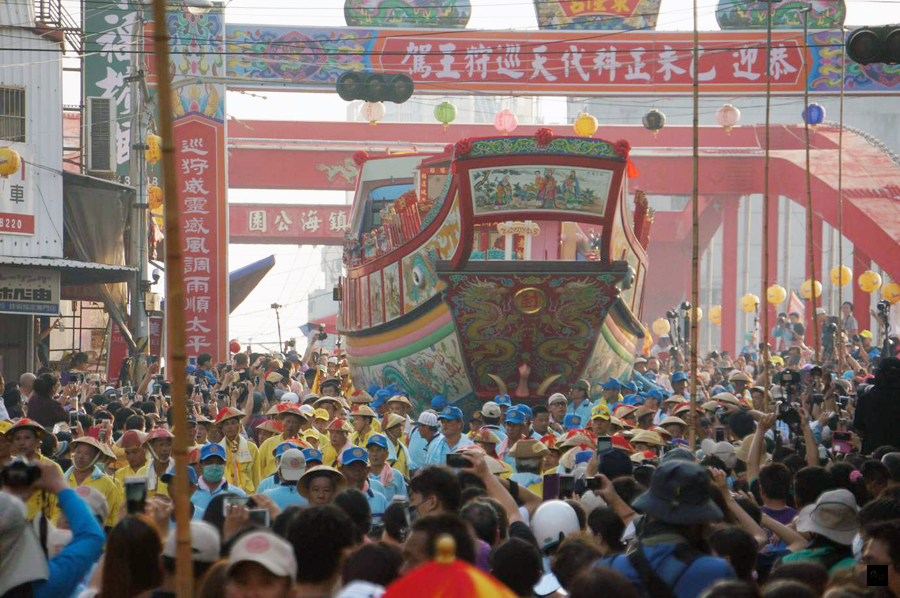 屏東東港鎮東隆宮迎王祭典即將接近尾聲,舉行遷船遶境儀式,偌大的王船陸上行舟,場面相當壯觀。(中央社提供)