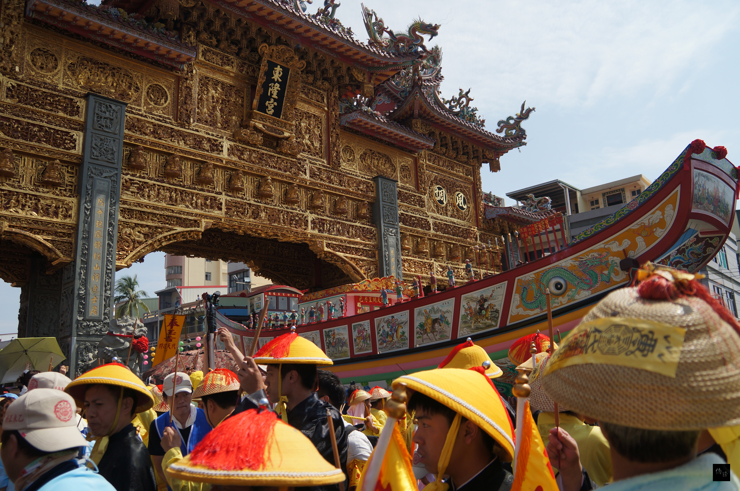 屏東東港鎮東隆宮迎王祭典即將接近尾聲,舉行遷船遶境儀式,2層樓高的彩繪王船陸上行舟,吸引許多外地遊客前往參觀,獵取鏡頭。(中央社提供)