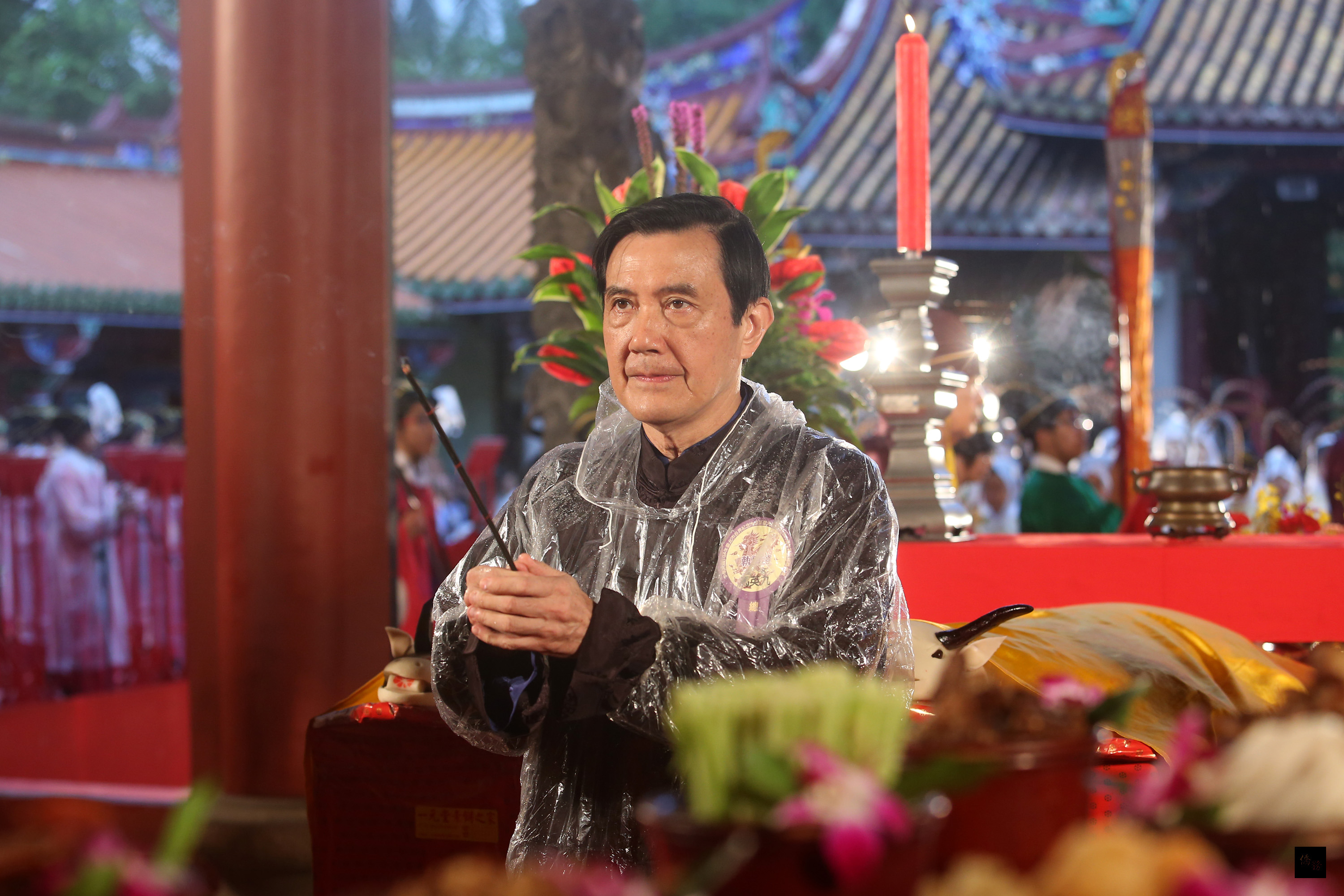 總統馬英九(前)9日在台北孔廟,出席中華民國104年台北市各界紀念大成至聖先師孔子2565週年誕辰釋奠典禮,並捻香祝禱。(中央社提供)