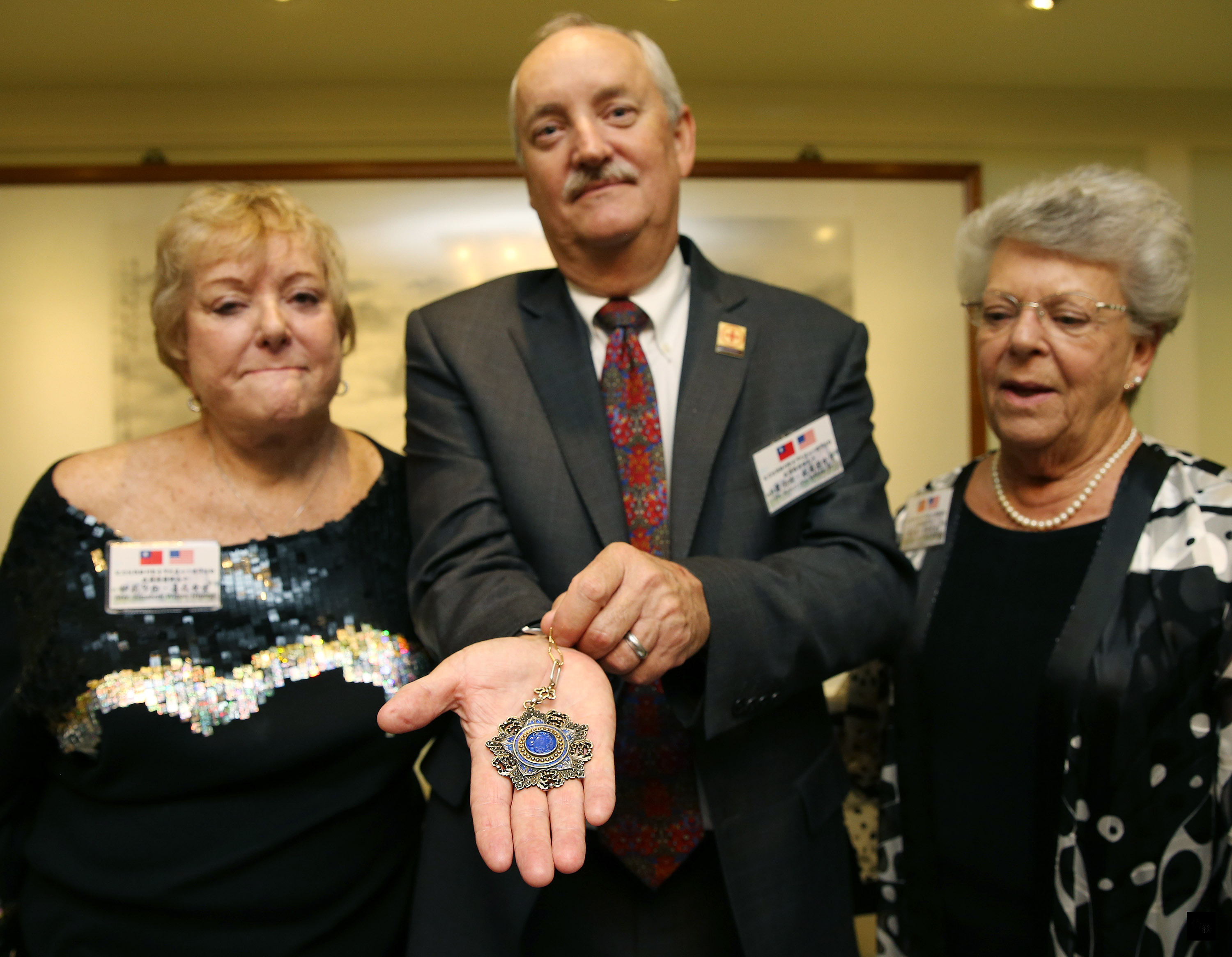 抗戰期間建立「南京國際安全區」保護國人免遭日軍殘害的美籍外科醫師威爾遜,他的子女22日在台北拿出1938年獲贈的采玉勳章,強調很榮幸能參加中華民國舉辦的紀念抗戰活動。(中央社提供)