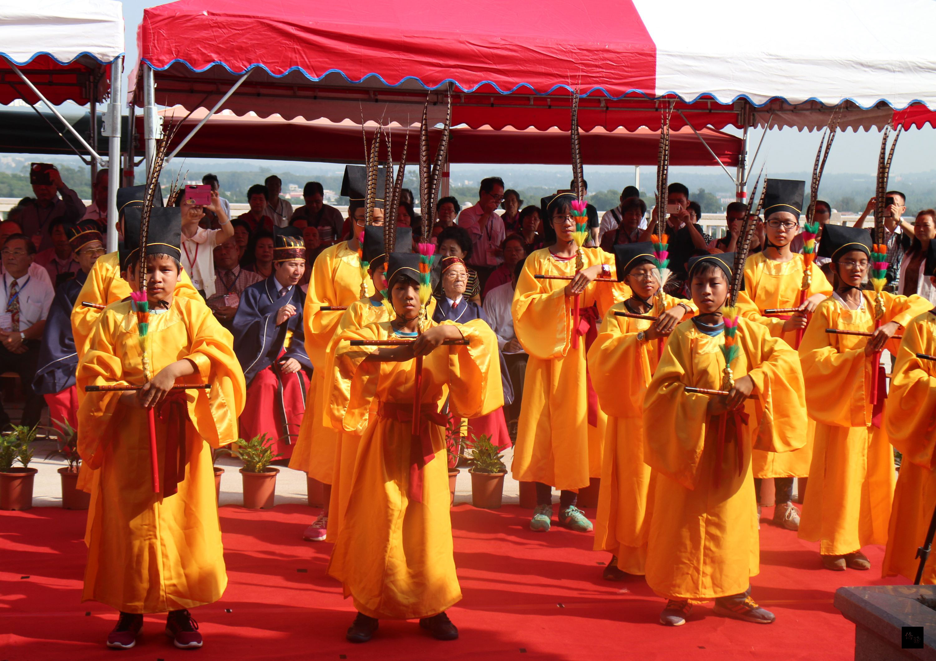 南宋理學大師朱熹885歲誕辰，中華民國各書院代表27日齊聚金門縣燕南書院，遵照古禮祭拜朱子，古城國小學生帶來六佾舞演出。（中央社提供）