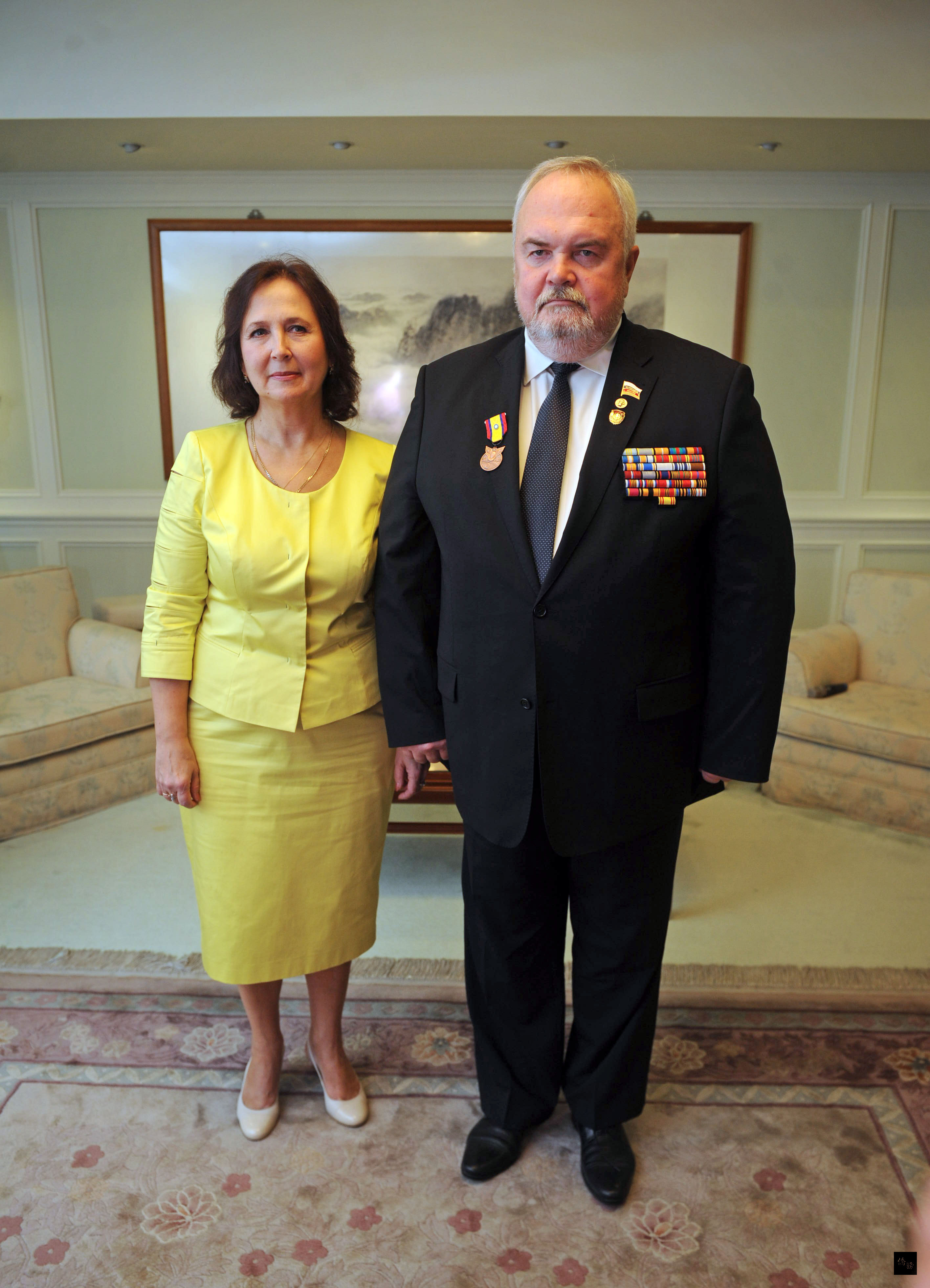 抗戰期間擔任國民政府軍事委員會軍事總顧問前蘇聯崔可夫(Vasily Chuikov)元帥之孫尼古拉.崔可夫(Nikolai Chuikov)(右起)及其夫人佳琳娜女士(Galina Chuikova)28日在台北外交部接受訪問,轉述他家人所知祖父崔可夫抗戰期間在重慶的生活與蔣宋美齡的互動。(中央社提供)