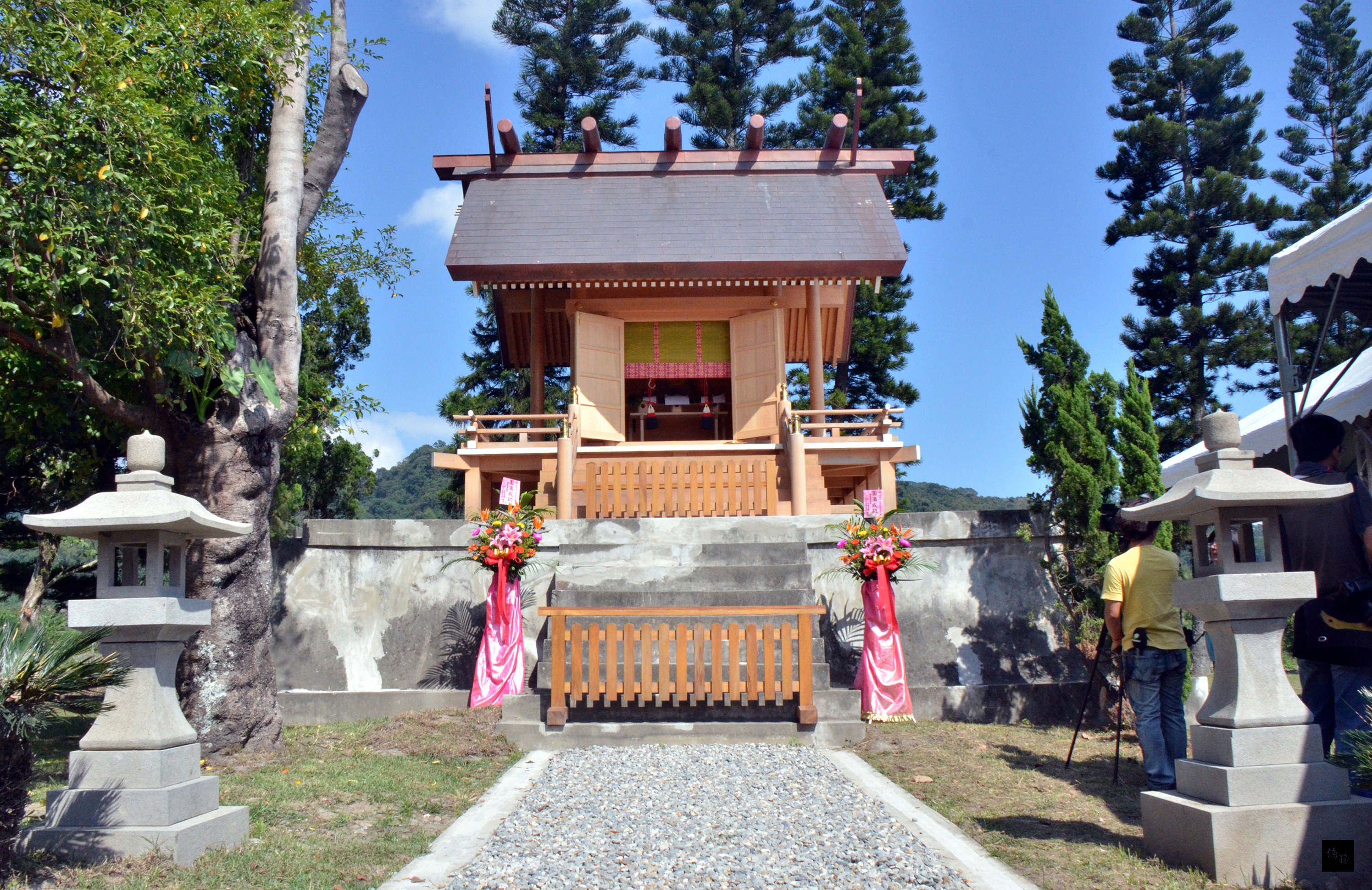 在日本「宮大工」神社修建師傅協助下,證嚴法師曾落腳過的台東鹿野龍田神社,重現84年前風貌,這個神社屬自然神,庇佑在地居民。(中央社提供)