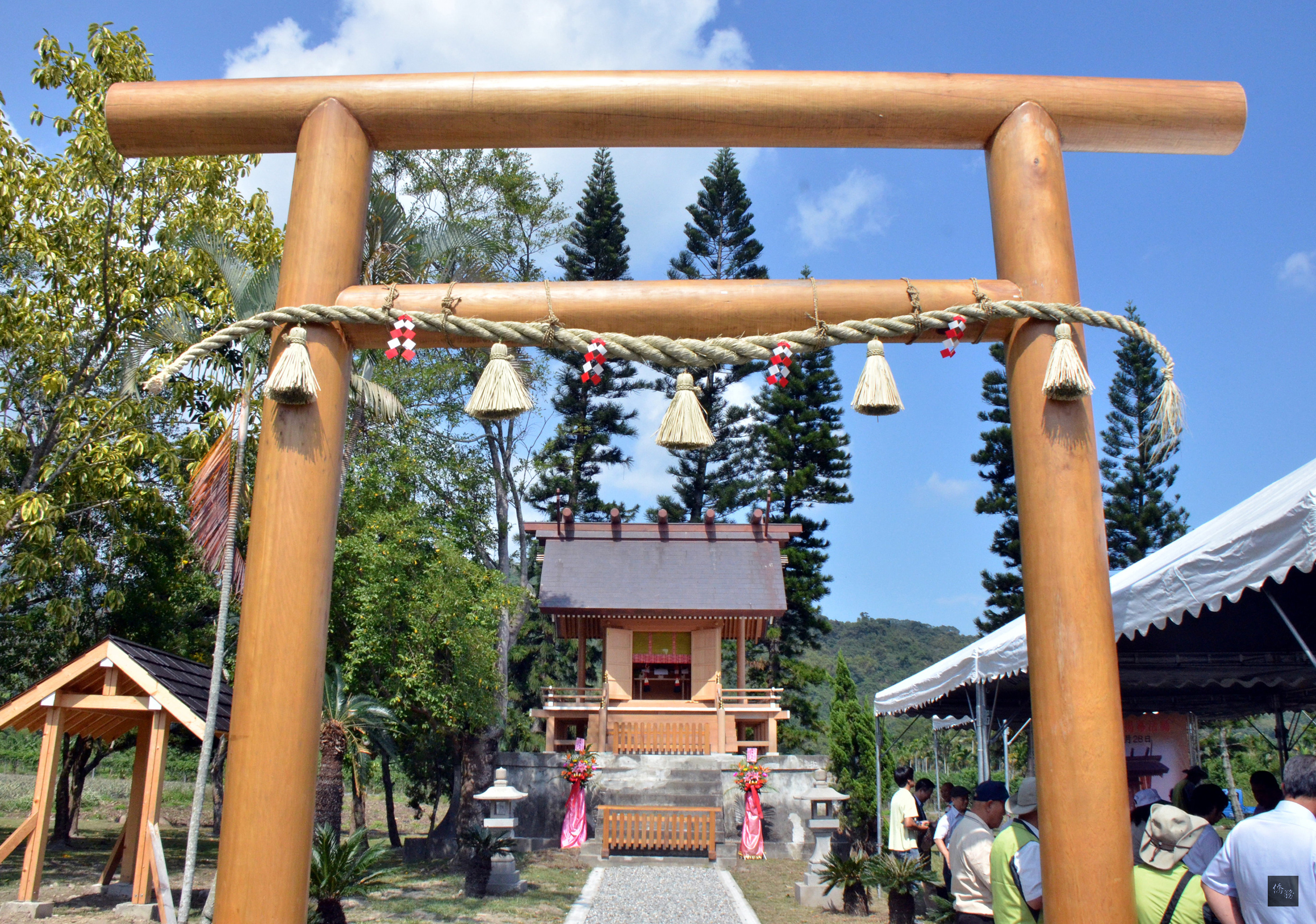 在日本「宮大工」神社修建師傅協助下,證嚴法師曾落腳過的台東鹿野龍田神社,重現84年前風貌,這個神社屬自然神,庇佑在地居民。(中央社提供)