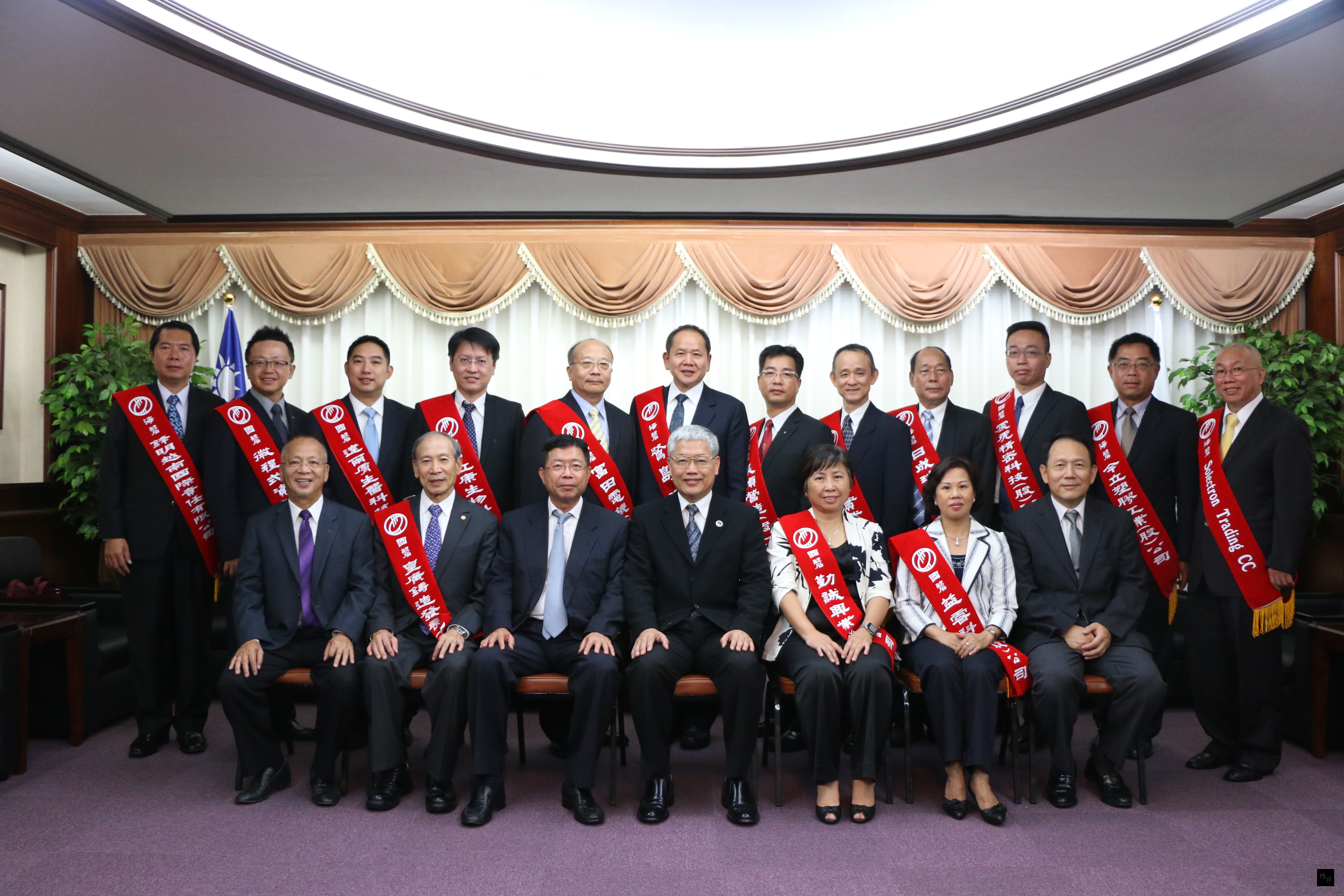 2015年度磐石獎得獎企業代表15人在中華民國中小企業總會副理事長陳瑞宏陪同下，28日拜會僑務委員會，並於會後合影。