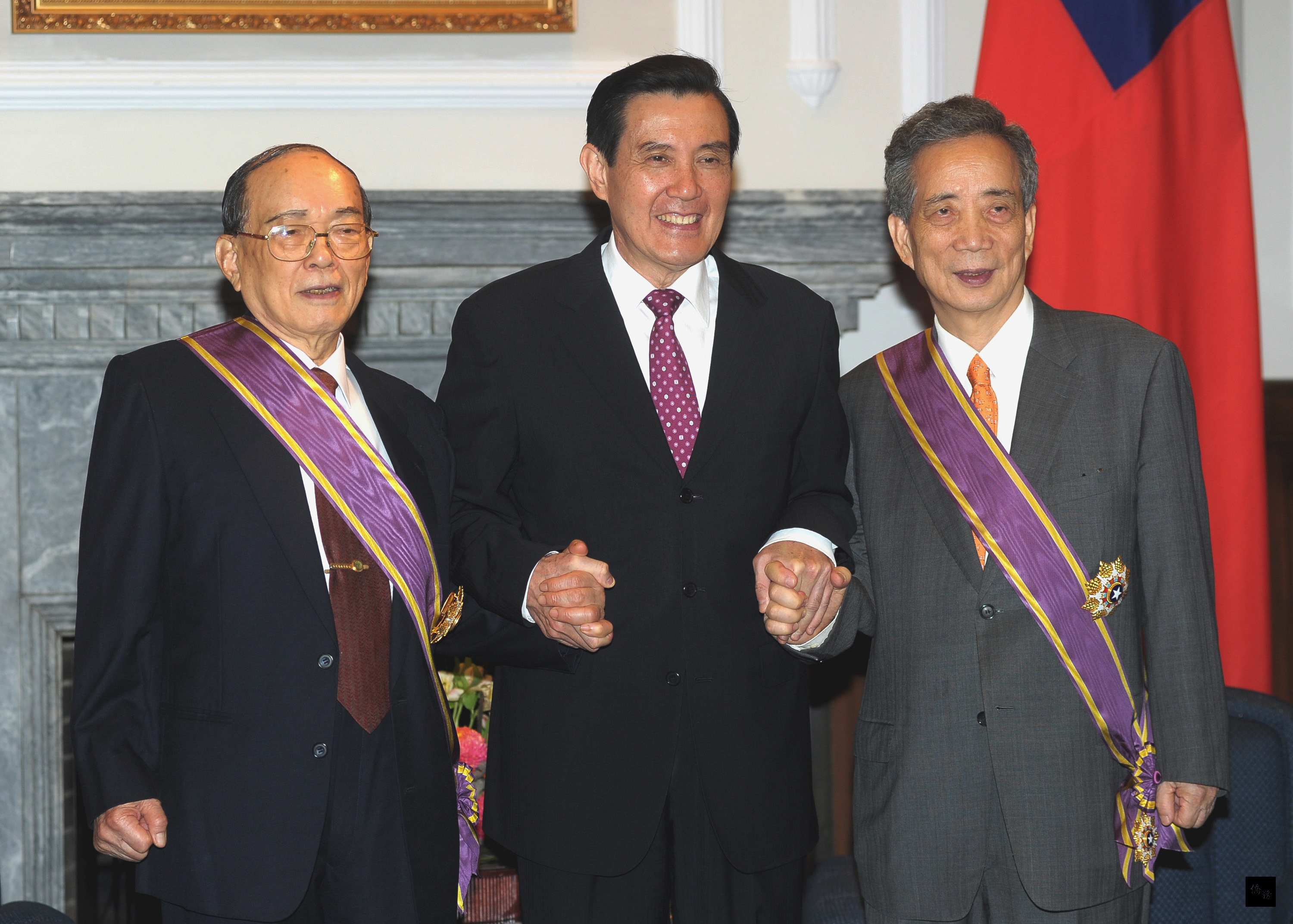 總統馬英九（中）3日在總統府，頒授中央研究院院士林榮耀（左）及國策顧問黃光男（右）二等景星勳章，表彰他們在教育服務及學術研究上的傑出貢獻。（中央社提供）