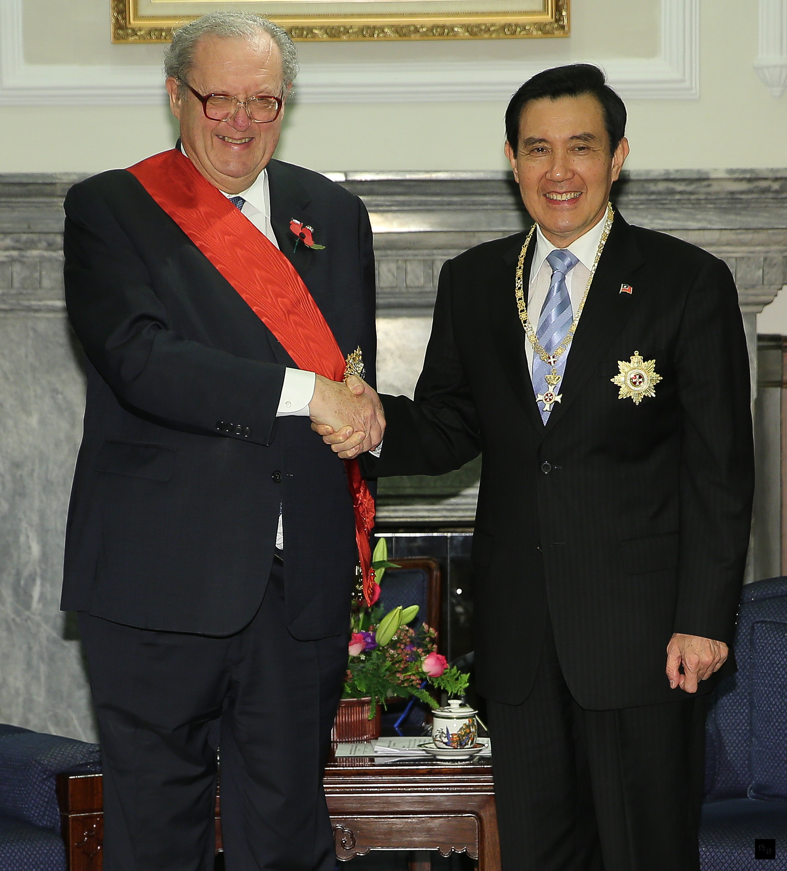 總統馬英九(右)5日在總統府特頒馬爾他騎士團元首費斯汀大教長(左)「采玉大勳章」,同時也接受費斯汀大教長頒贈「馬爾他騎士團最高等級功績領綬勳章」。(中央社提供)