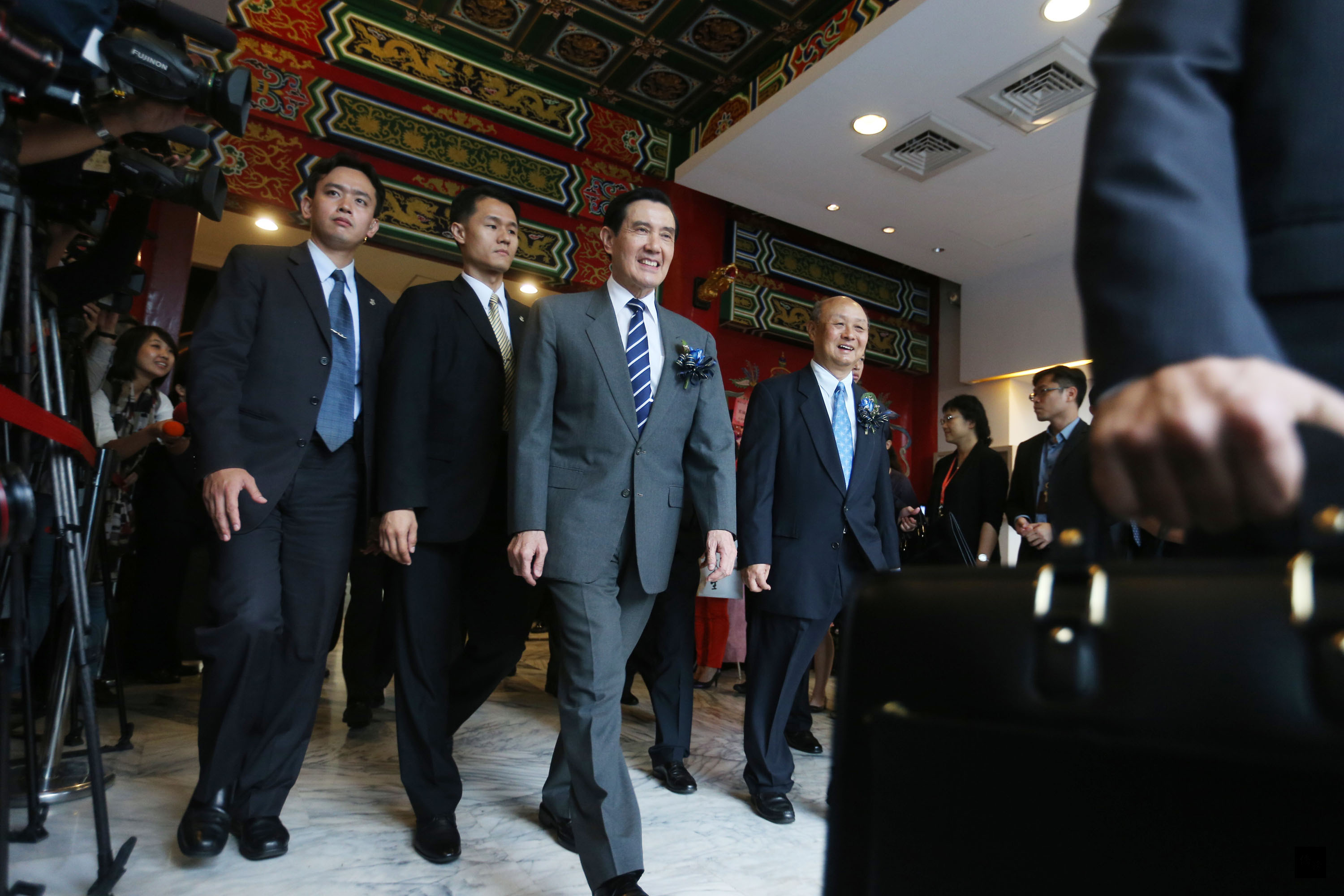 總統馬英九(前左三)6日在國立歷史博物館,出席「靜波人生-故總統嚴家淦一百一十歲冥誕紀念展」開幕典禮,緬懷已故中華民國總統嚴家淦。(中央社提供)