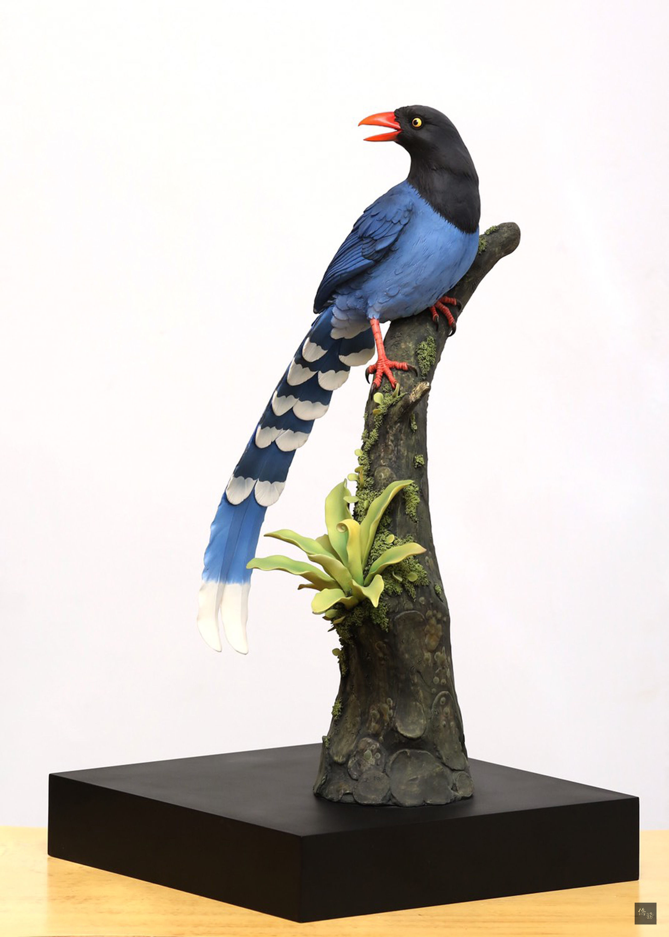 兩岸馬習會7日新加坡登場，總統府6日表示，我方準備一件「台灣藍鵲」的手工瓷器，做為送給大陸領導人習近平的贈禮。（中央社提供）