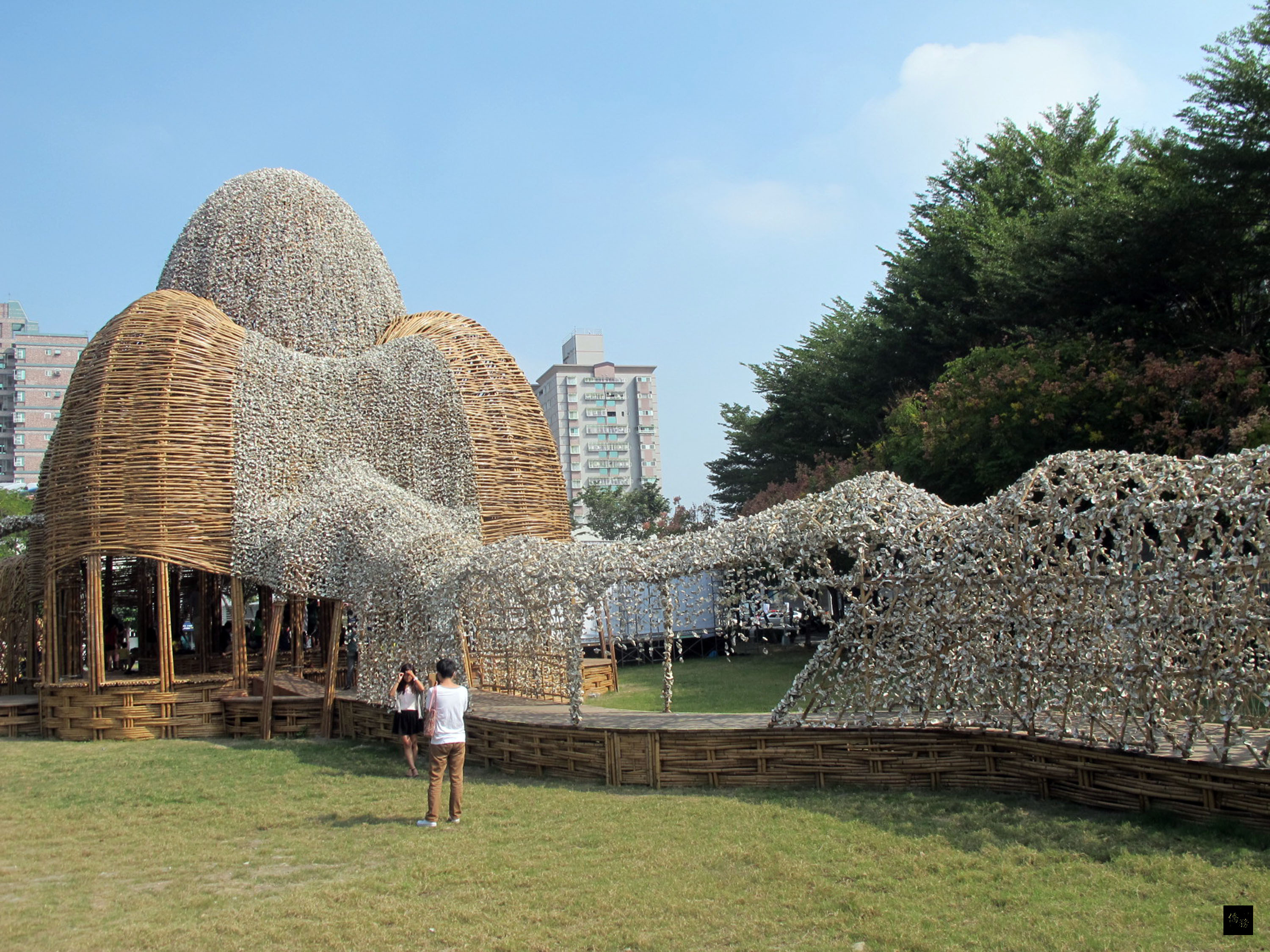 以5000支竹片、25萬個蚵殼打造而成的地景藝術區，啟用後已在網路瘋傳，成了高雄市熱門的景點，小朋友打赤腳嬉戲、追逐，撫慰去年氣爆的傷痕。（中央社提供）