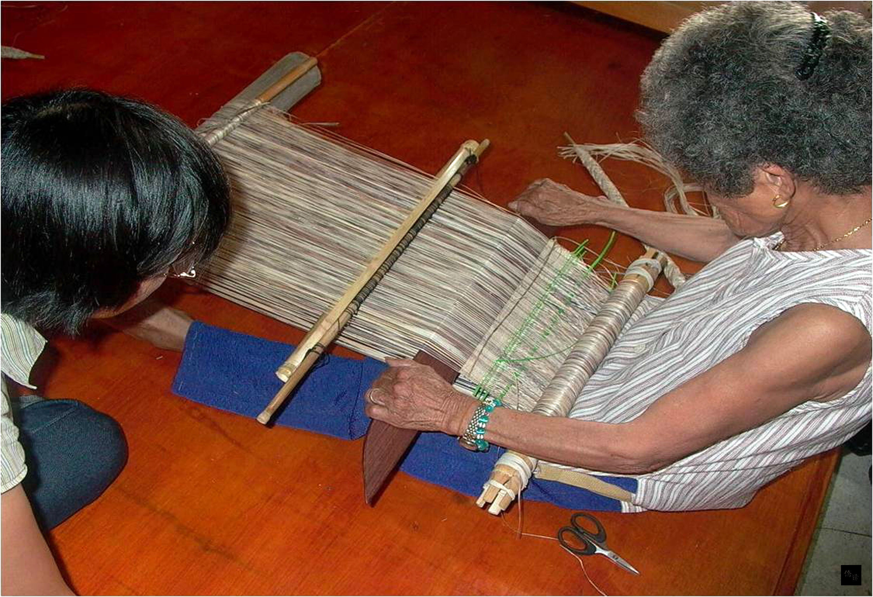 噶瑪蘭族的香蕉絲編織工藝是台灣原住民族各族中唯一具此技藝者,獲花蓮縣政府登錄為「文化資產」傳統藝術類,成為又一項無形文化亮點。圖為耆老手工編織。(中央社提供)