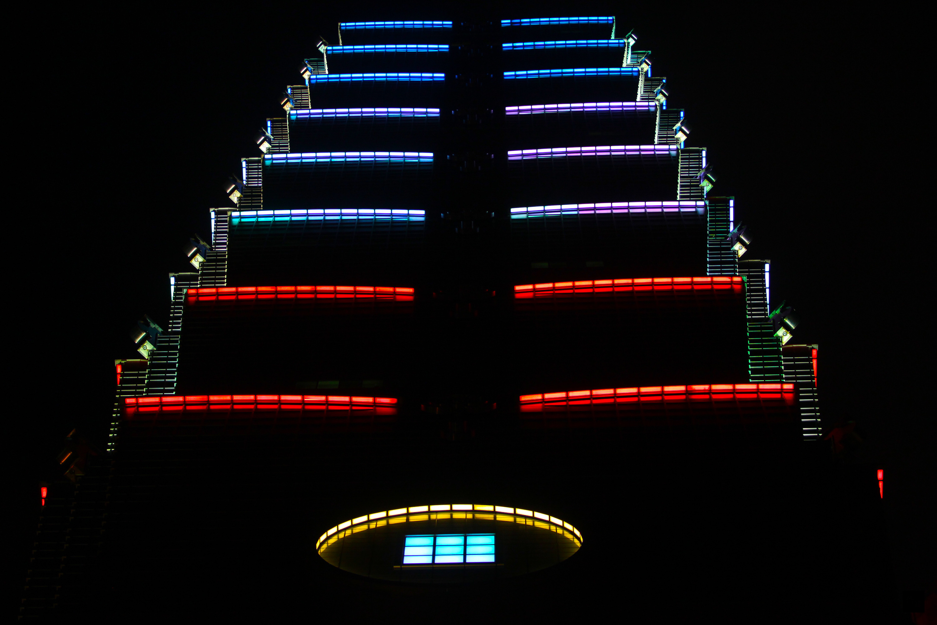 法國巴黎發生恐怖攻擊，造成上百死傷。台北101大樓14日晚間點亮紅白藍三色燈光，哀悼法國恐攻死難者。（中央社提供）