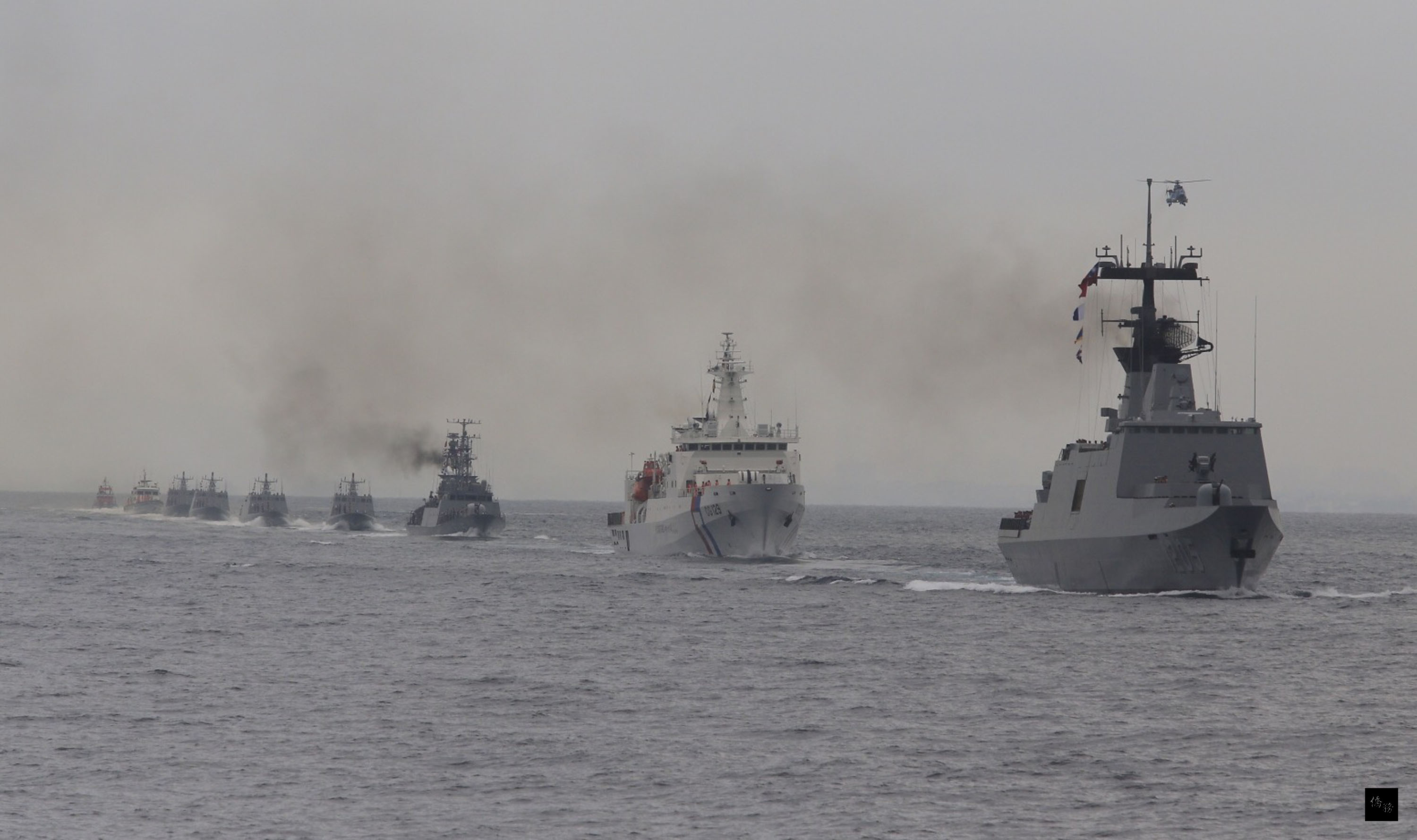 國防部及海巡署在左營外海舉行「國軍聯合海巡署護漁操演」。聯合護漁行動中,海軍出動成功級、康定級軍艦及光六飛彈快艇,海巡署出動高雄艦、新北艦等各型艦艇,展現政府護漁決心。(中央社提供)