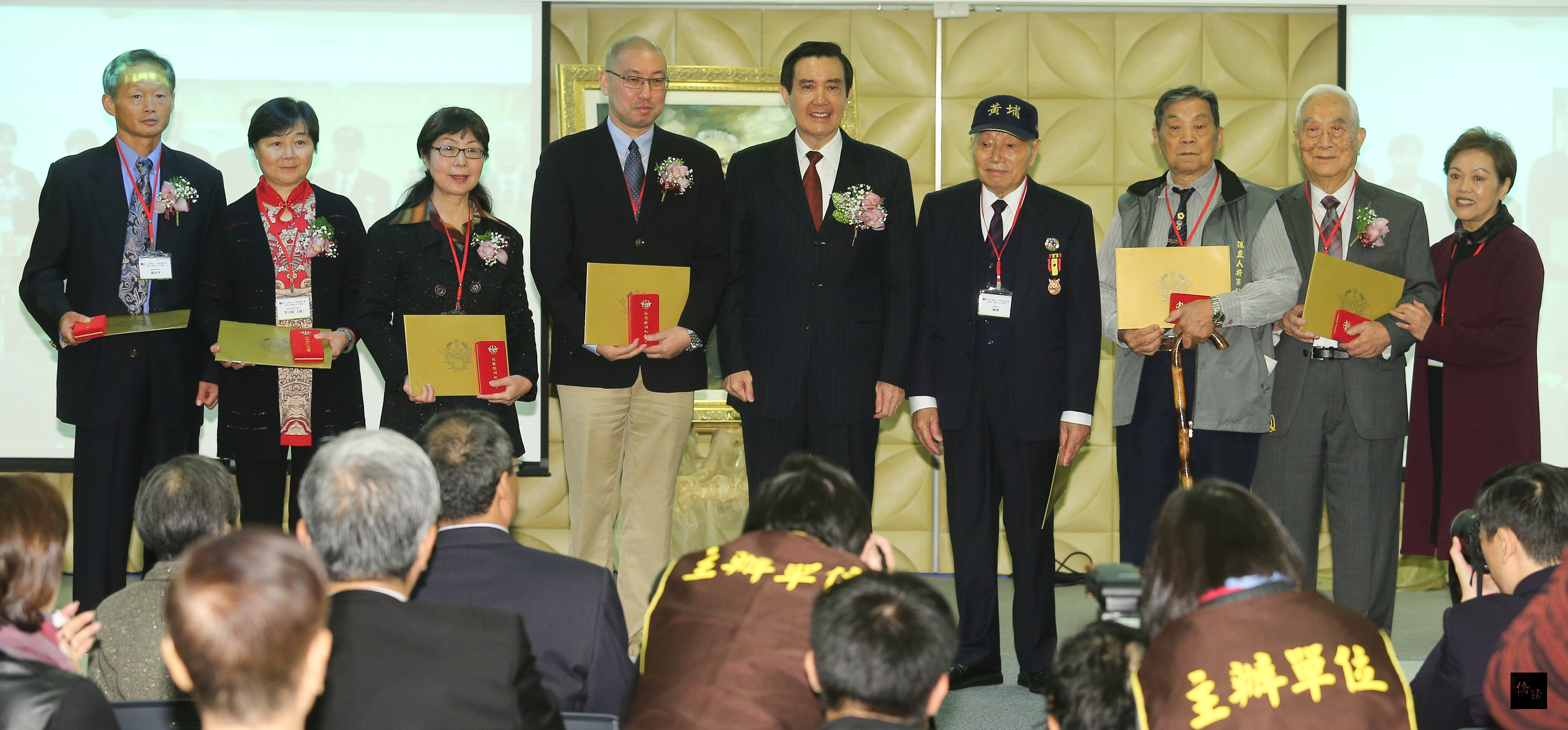 總統馬英九(後中)出席「孫立人將軍115歲誕辰紀念暨新一軍歷史定位論壇會」,頒發抗戰勝利紀念章後合影。(中央社提供)