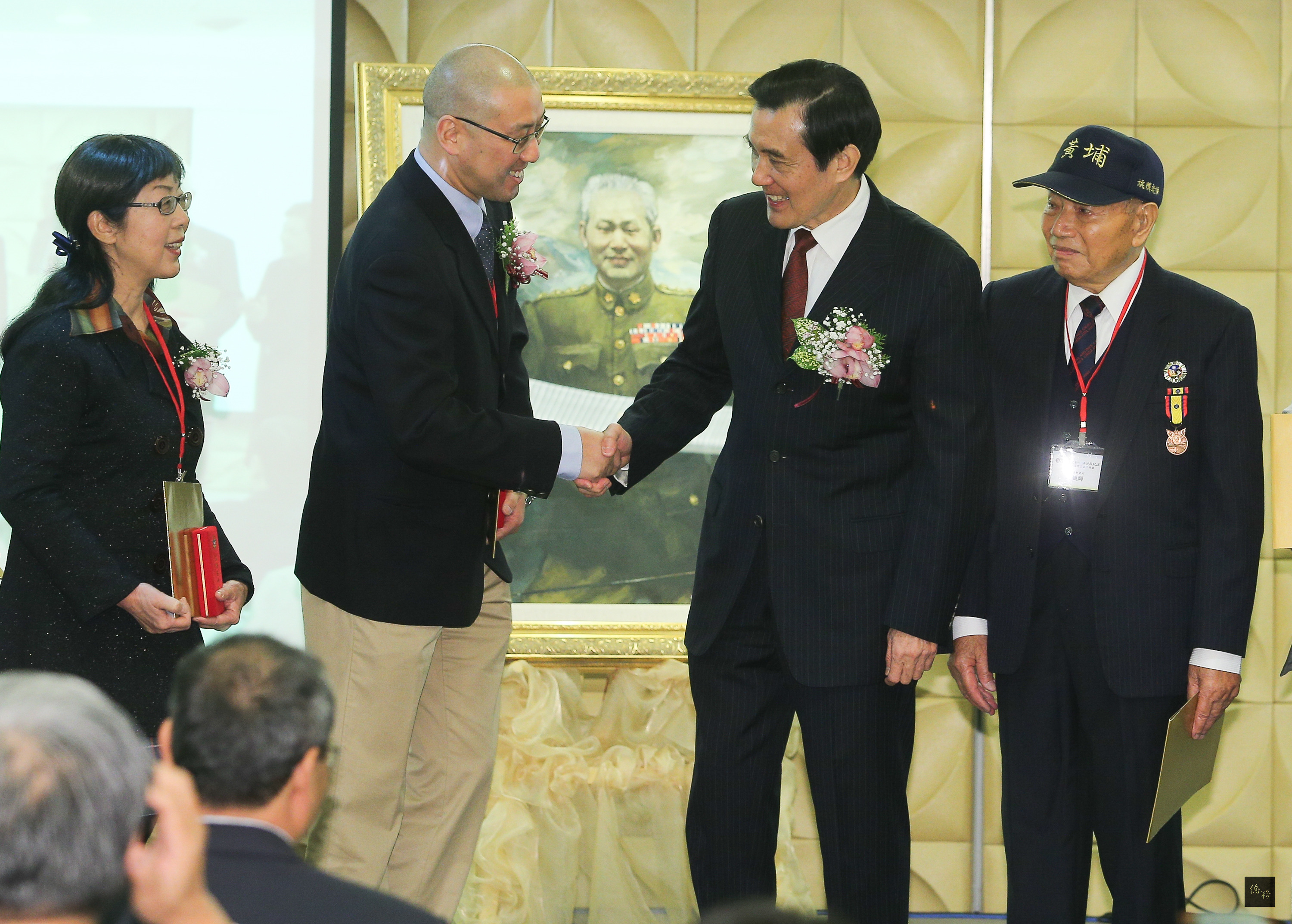 總統馬英九(後右二)出席「孫立人將軍115歲誕辰紀念 新一軍歷史定位論壇會」,和現場的貴賓們握手致意。(中央社提供)