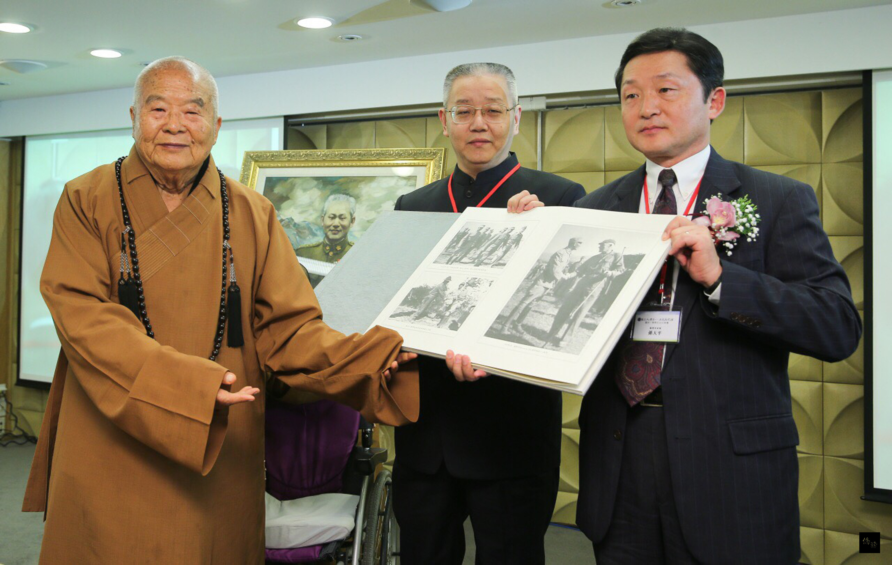 抗日名將孫立人的兒子孫天平（右起）和製作宣紙歷史影像捲軸的中國大陸文史工作者孫迪，11月28日代表致贈星雲法師「孫立人將軍抗戰時期老照片」宣紙紀念冊。（中央社提供）