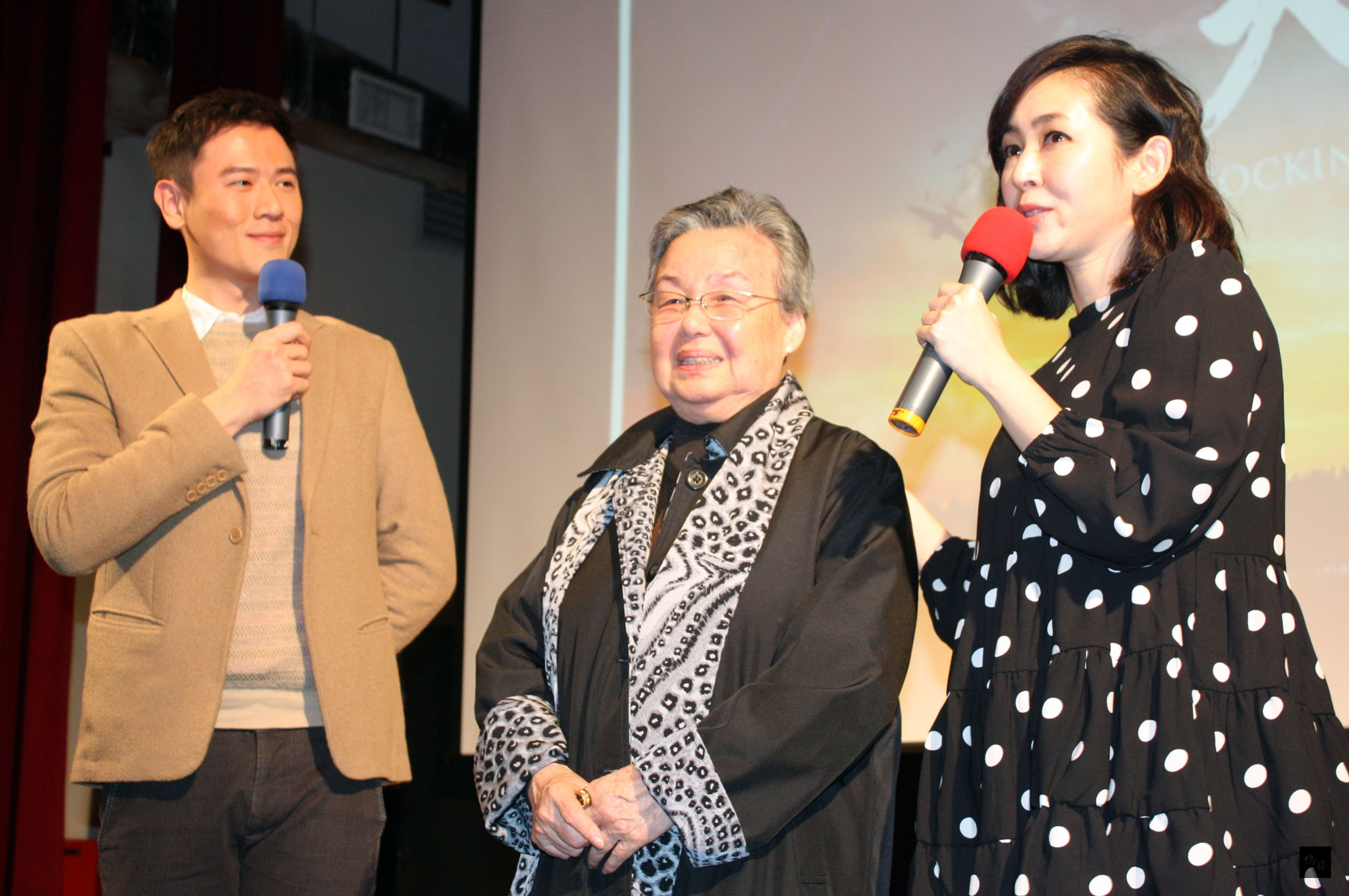 民國26年「814空戰」的主角「空軍戰神」高志航的女兒高友良(中)出席紀錄片「沖天」特映會,她淚眼思父,並在會中與電影配音藝人蔡燦得(右)分享心得。(中央社提供)