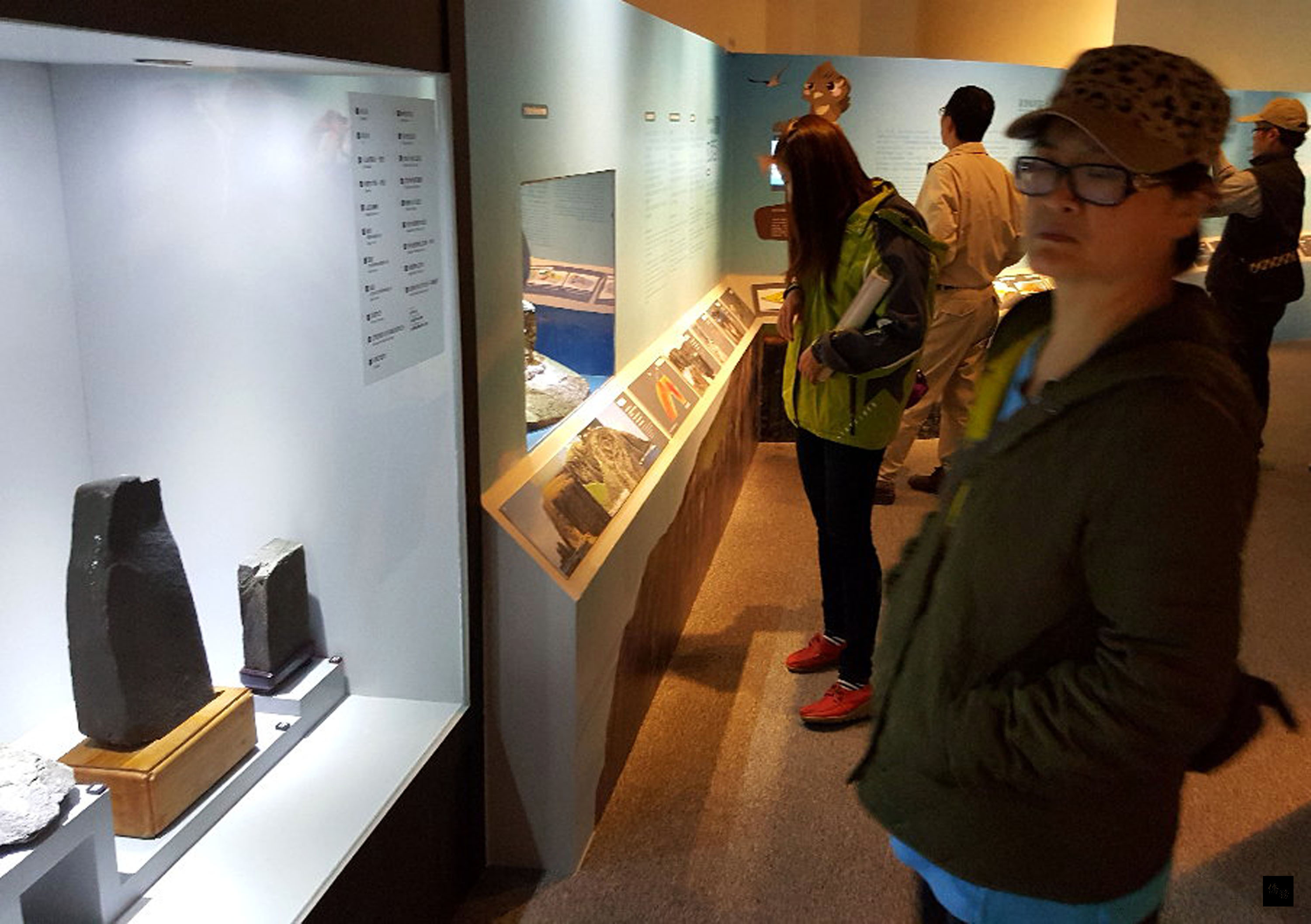 「菊島秘境」澎湖南方四島國家公園特展,4日移師至澎湖生活博物館展出,介紹南方四島特殊地質景觀與海陸域生態資源及菜宅人文地景,參觀者有如身歷其境般的欣賞澎湖南方四島之美。(中央社提供)