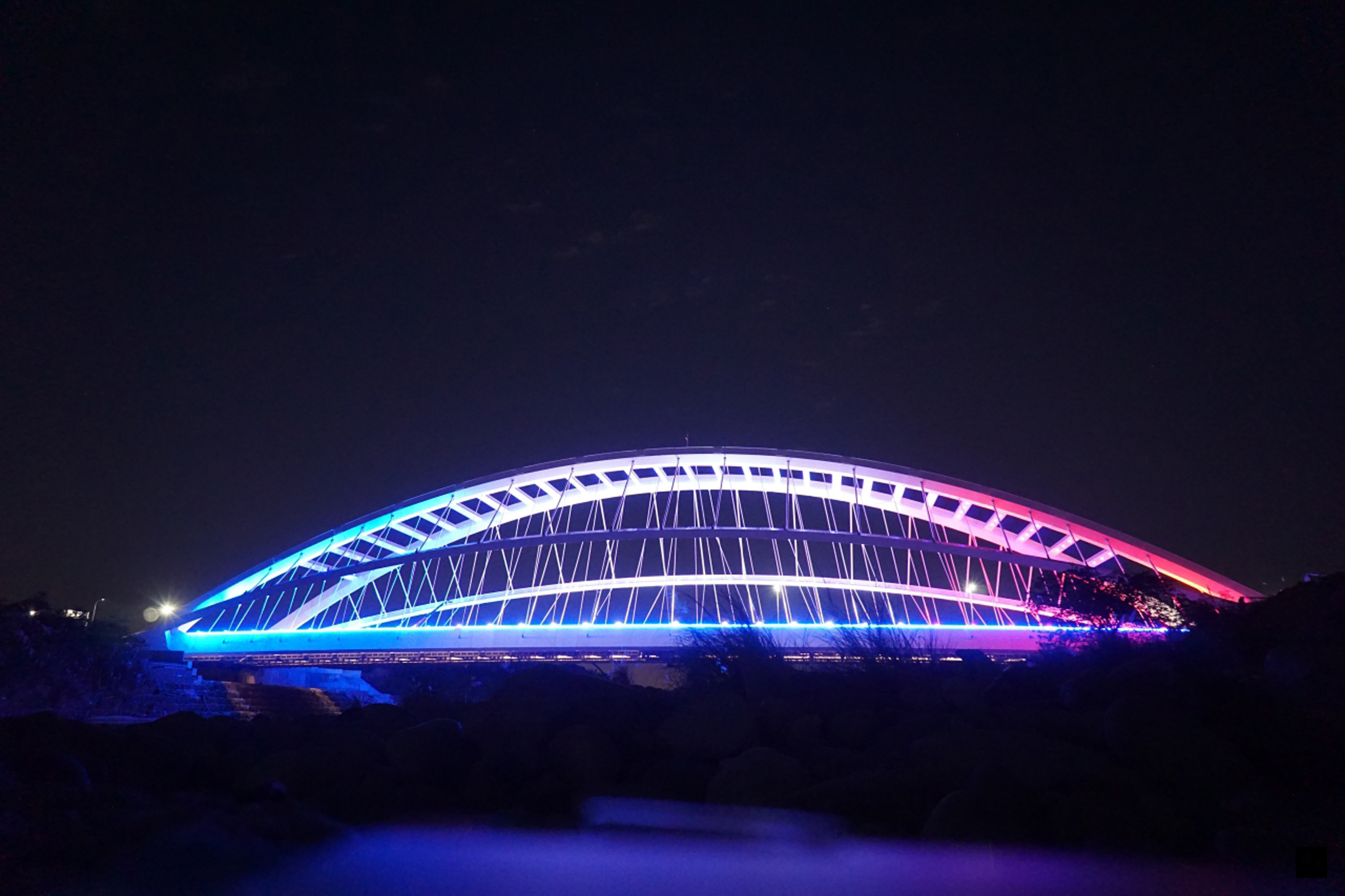 台北大學特定區聯外道路龍埔路5日起開放通車,新北市政府4日晚間舉行完工典禮,並為此聯外道路最重要的橋梁-三角湧大橋進行光雕點燈儀式,三角湧大橋也成為三峽新地標。(中央社提供)