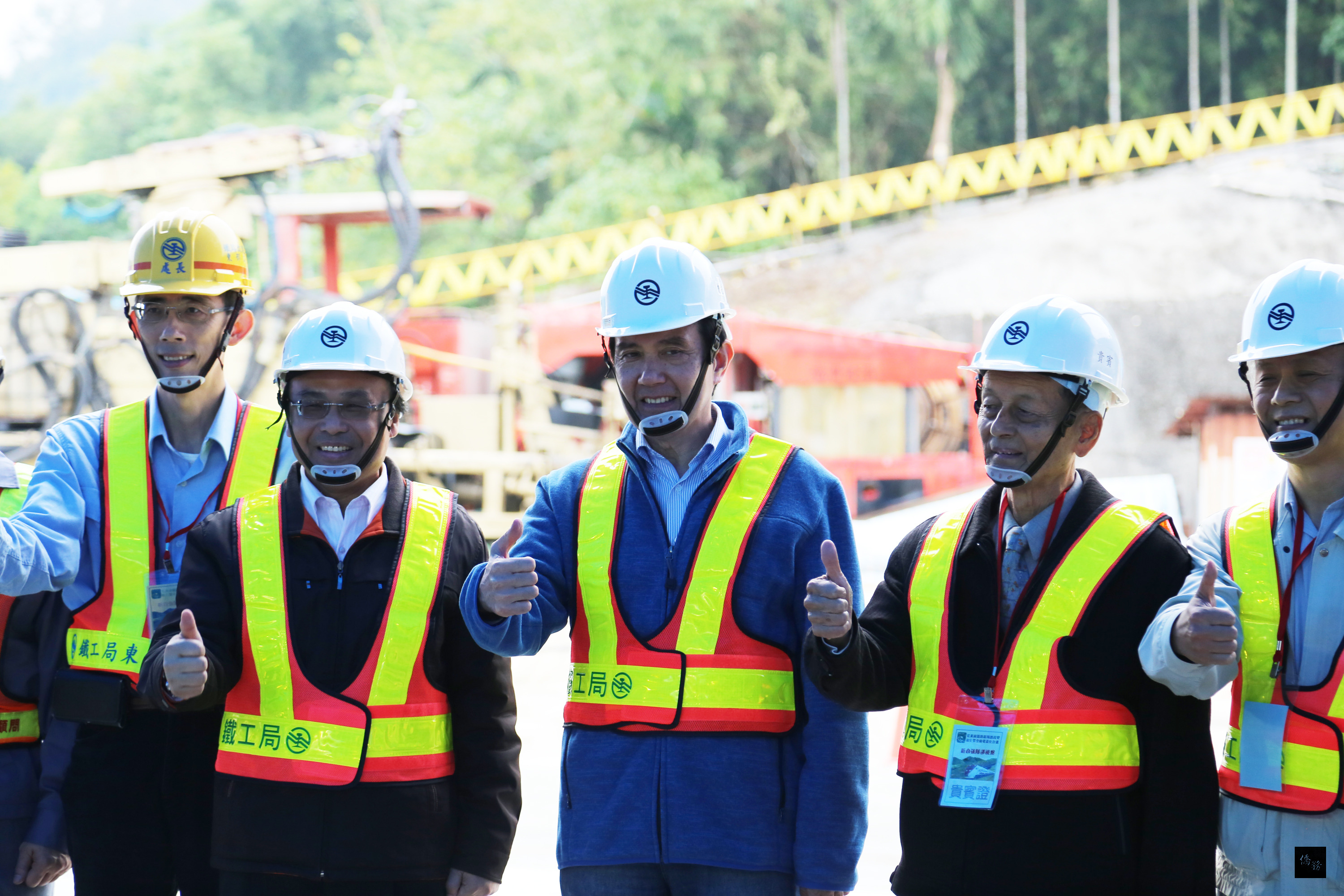 總統馬英九(中)5日視察花東鐵路新自強隧道工程,鐵工局長胡湘麟(右)代表工程人員致贈貫通石給總統留念,馬總統特別指定還要讓工程人員吃盡苦頭的「沉泥」作紀念。(中央社提供)